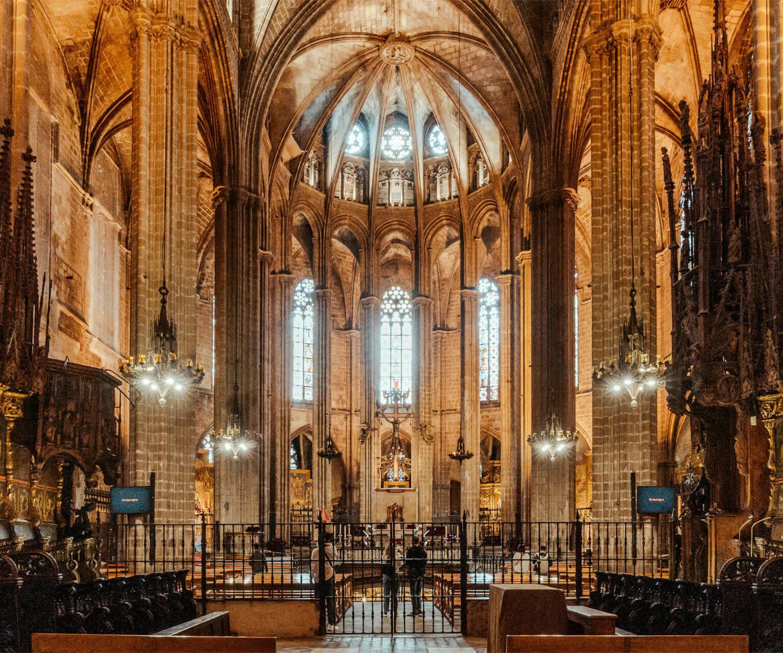 Die Kathedrale des Barri Gòtic in Barcelona ist eine wunderschön verzierte Sehenswürdigkeit und bietet vom Dach eine atemberaubende Aussicht auf die Stadt.