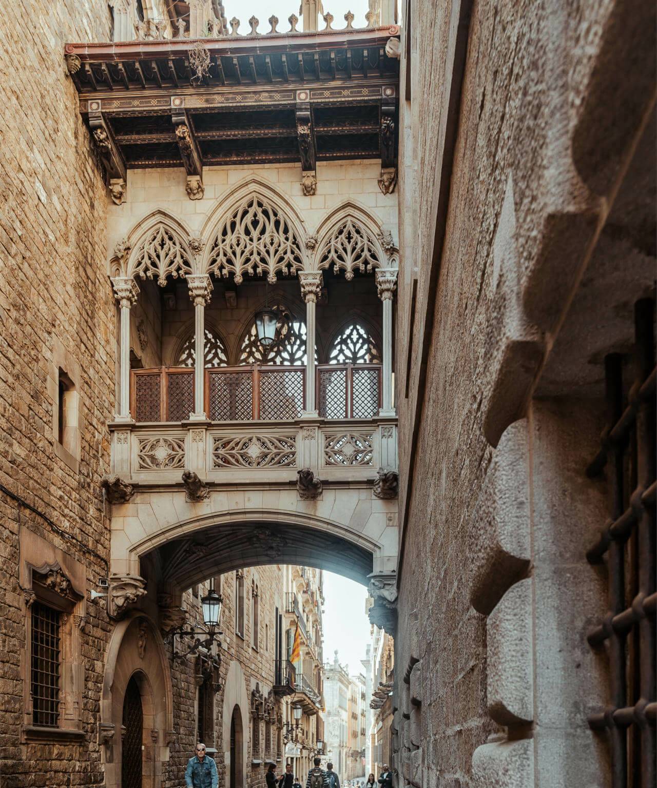 Die Pont del Bisbe ist längst kein Geheimtipp mehr: Sie gilt als einer der fotogensten Orte in Barcelona.