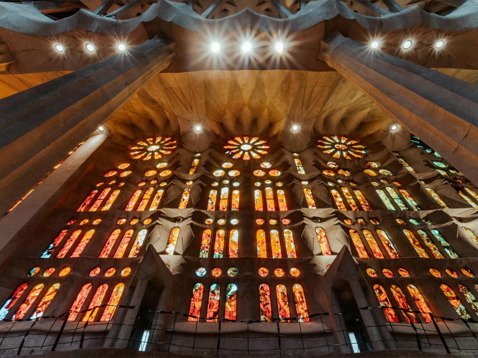 Unser Geheimtipp für die Sagrada Familia: Am Morgen scheint das Licht besonders magisch durch die Buntglasfenster der Kirche.