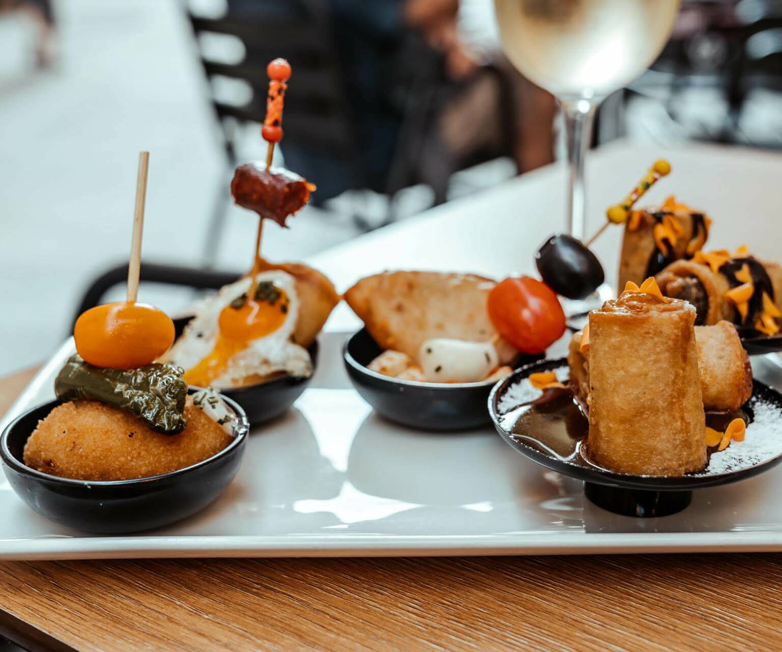 Im Norden Spaniens nennt man sie Pintxos statt Tapas: kleine, ausgefallene Portionen, die im Blai 9 in Barcelona besonders köstlich sind.