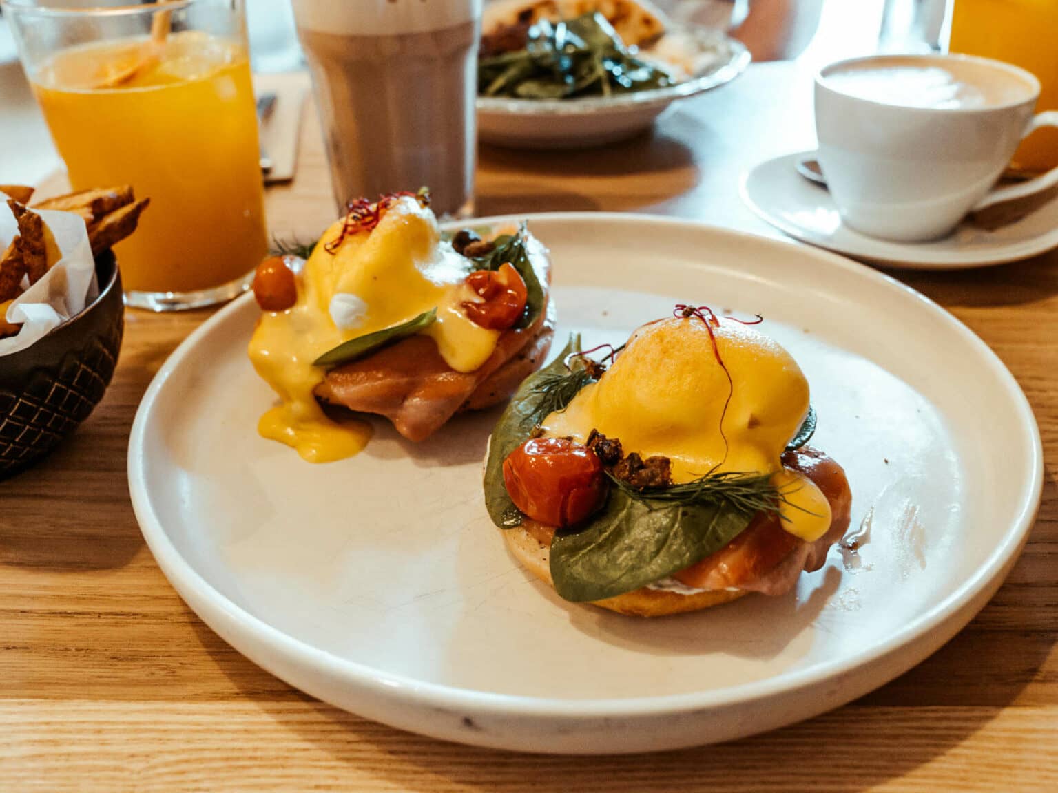 Das Alaska Royale Benedict von The Egg Lab in Barcelona ist einfach köstlich: Eggs Benedict auf einem Mohnbagel mit Trüffelcreme, Kräutern, Cherrytomaten, Spinat und Lachs mit einer Honig-Senf-Hollandaise.