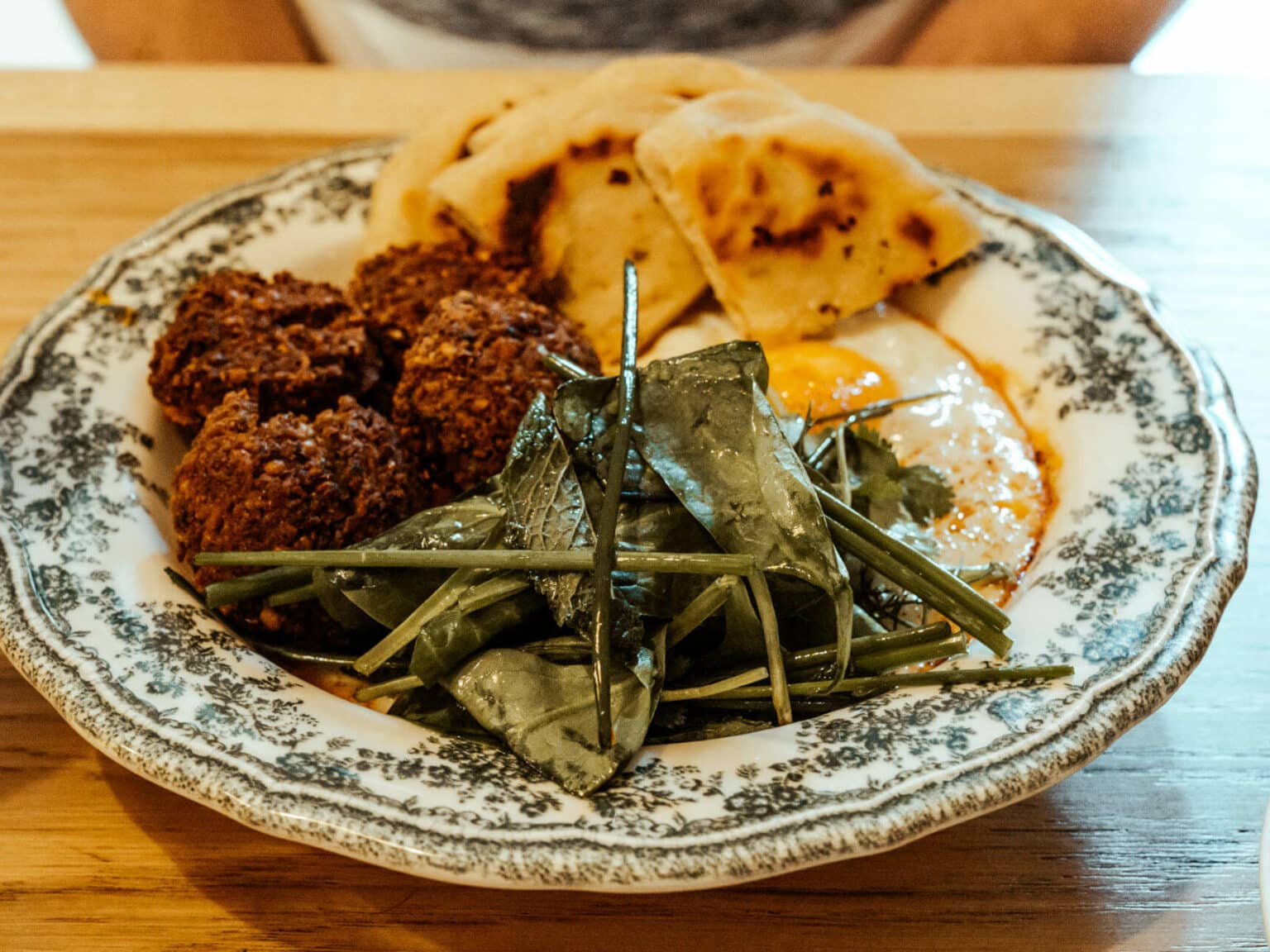 Das sollte man sich bei The Egg Lab in Barcelona nicht entgehen lassen: das Turkish Healthy Breakie: eine Mascarpone-Joghurt-Creme mit knusprigen Falafeln, türkischem Brot, Chilibutter und Spiegeleiern.