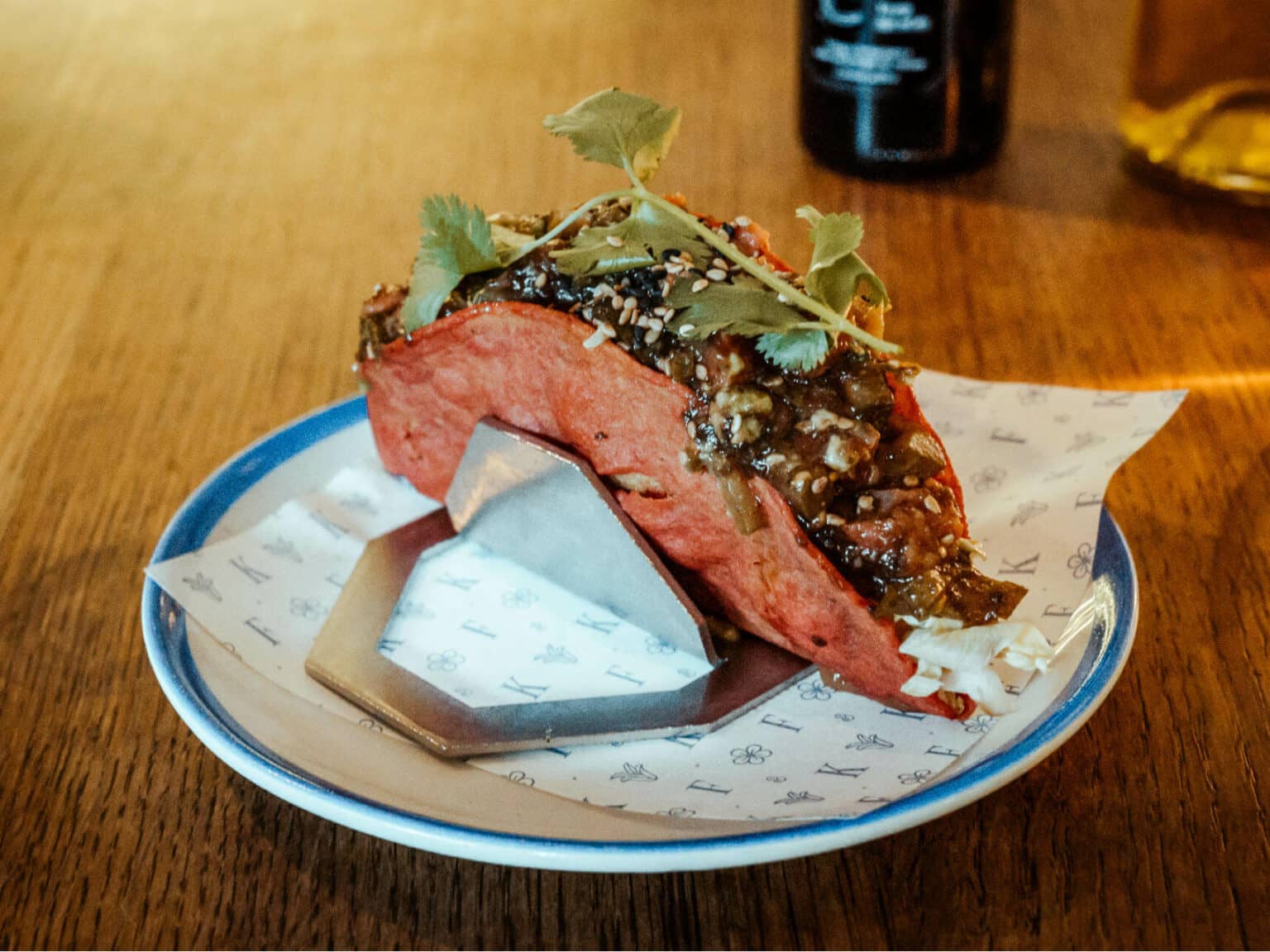 Bei Flax & Kale in Barcelona findet man köstliche rosa Tacos, die gesund gefüllt sind.