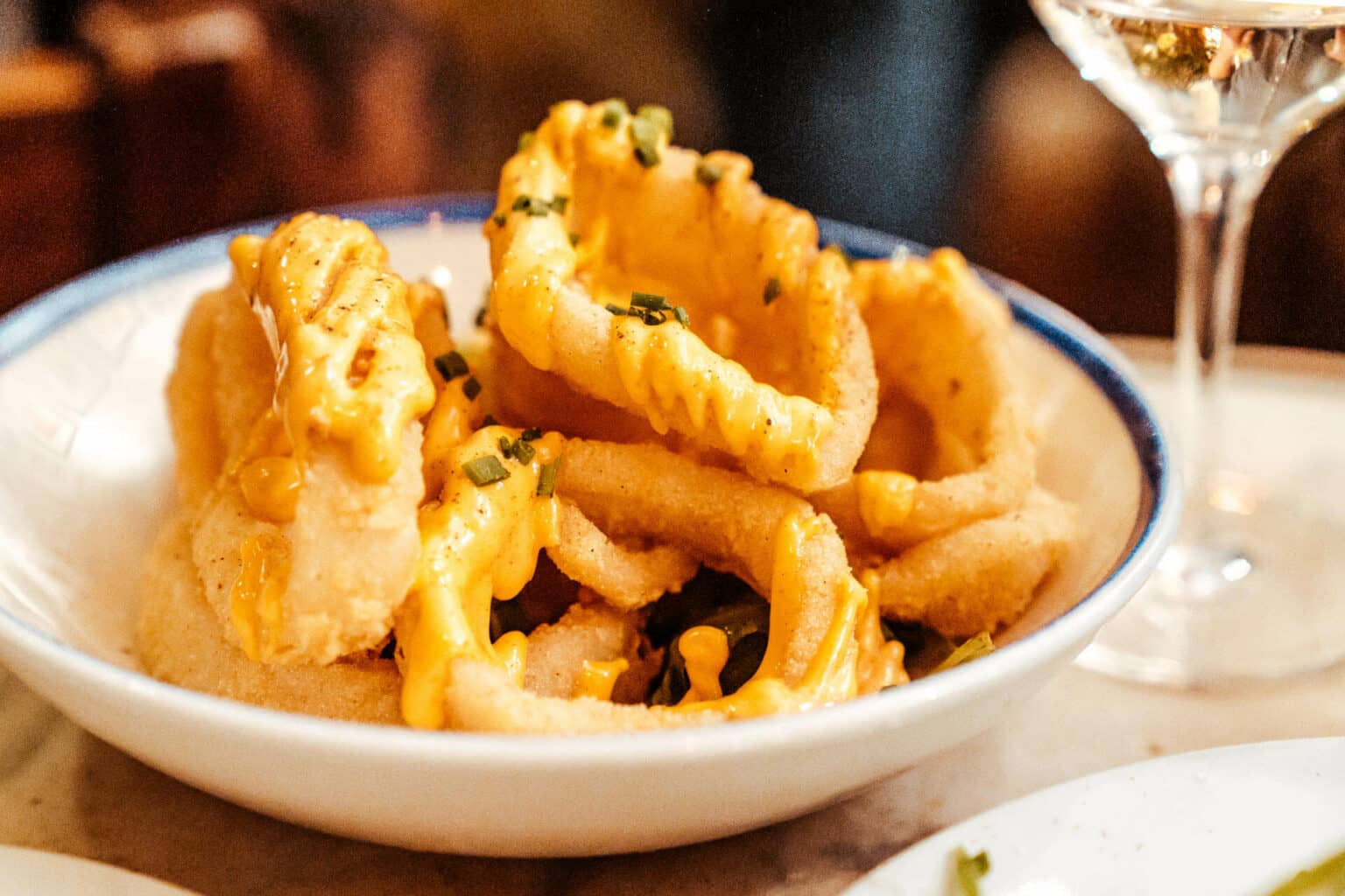 Die frittierten Calamari mit Kimchi-Mayonnaise sind absolut köstlich.