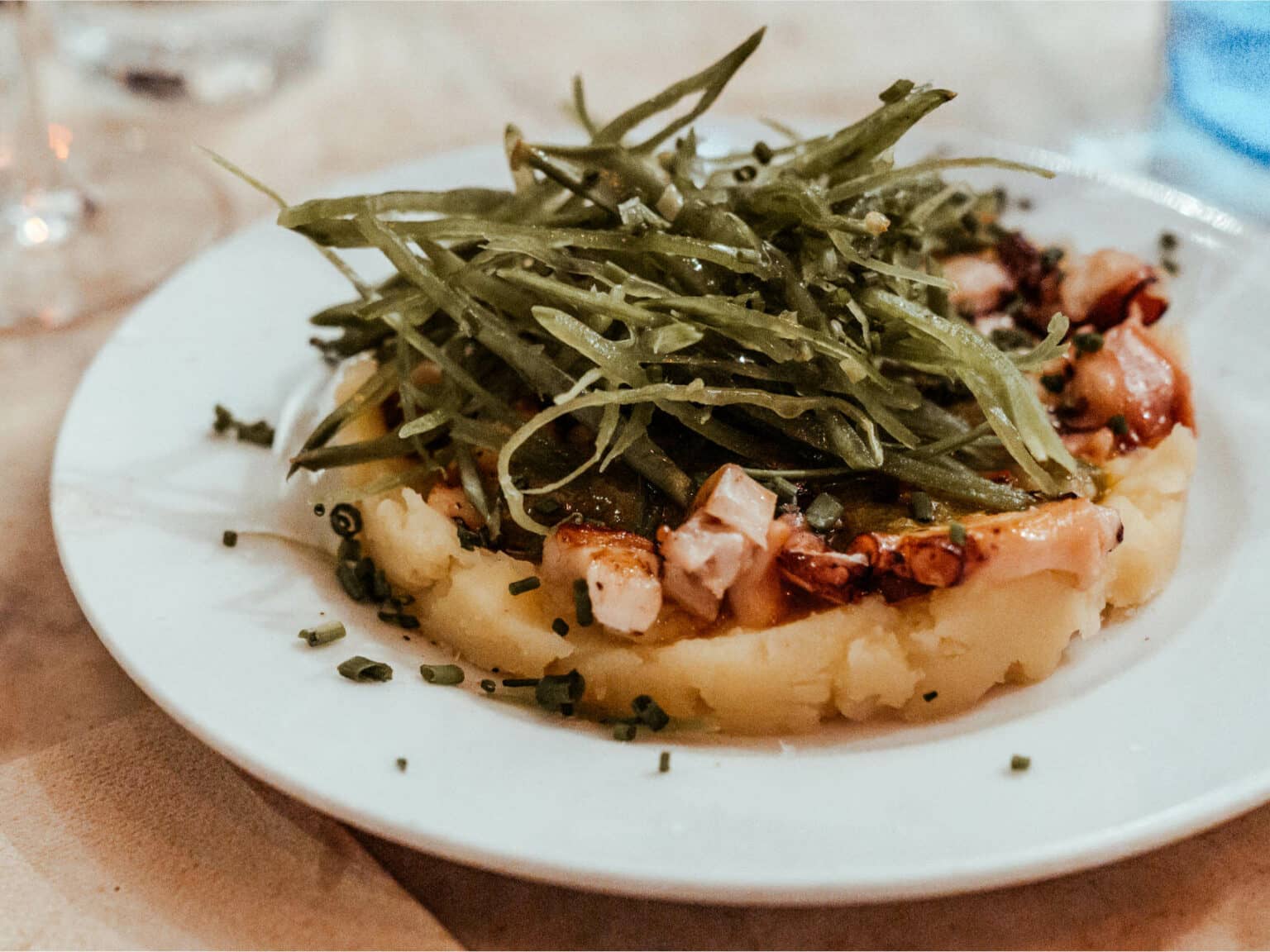 Ein besonders außergewöhnliches Gericht gibt es im La Pepita in Spanien: Lachstatar mit Avocado, Ponzu, Wasabi–Mayonnaise und Algensalat.