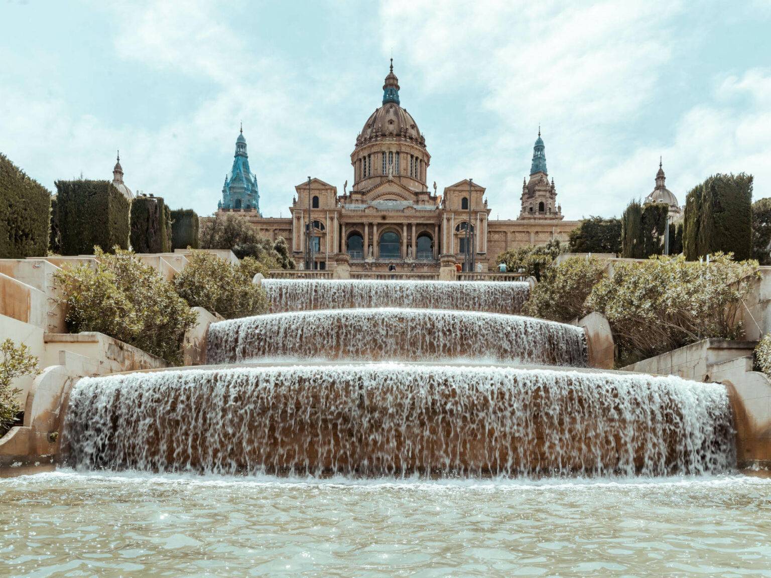 Der Montjuic Palau Nacional mit seinem Wasserfall ist eine wunderschöne Sehenswürdigkeit in Barcelona.