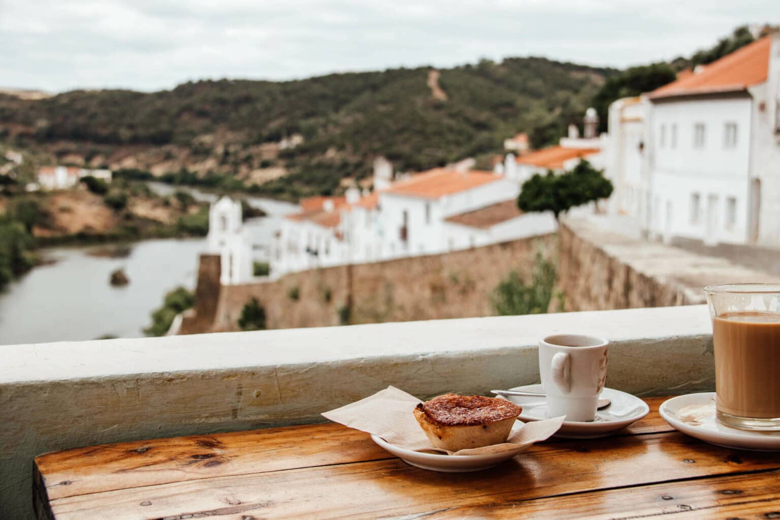 Kaffee und pasteis mit Aussicht in Mértola.
