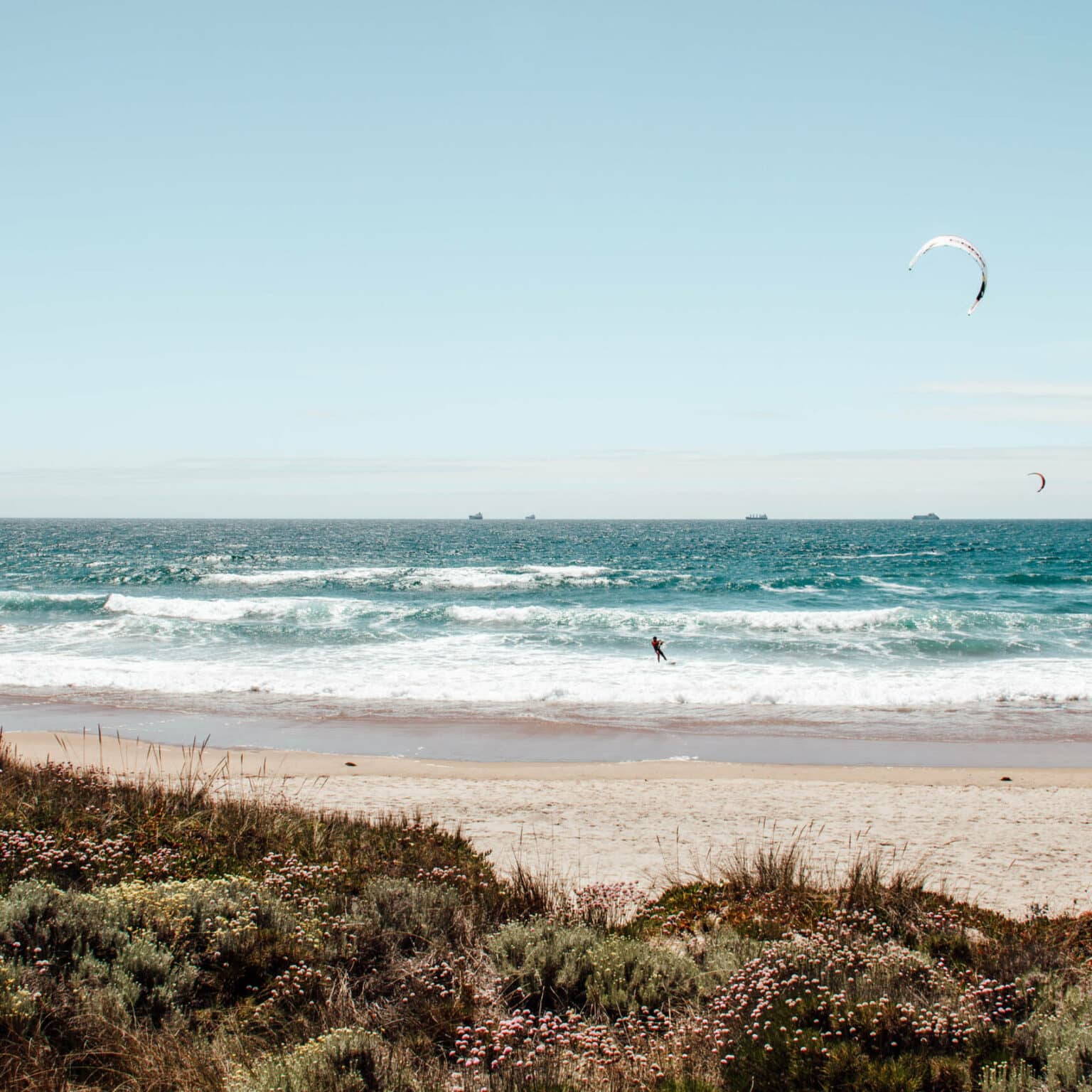Wellenbrechendes Meer mit einem kleinen Ausschnitt Düne und Sandstrand ist nur ein Punkt deines Roadtrips