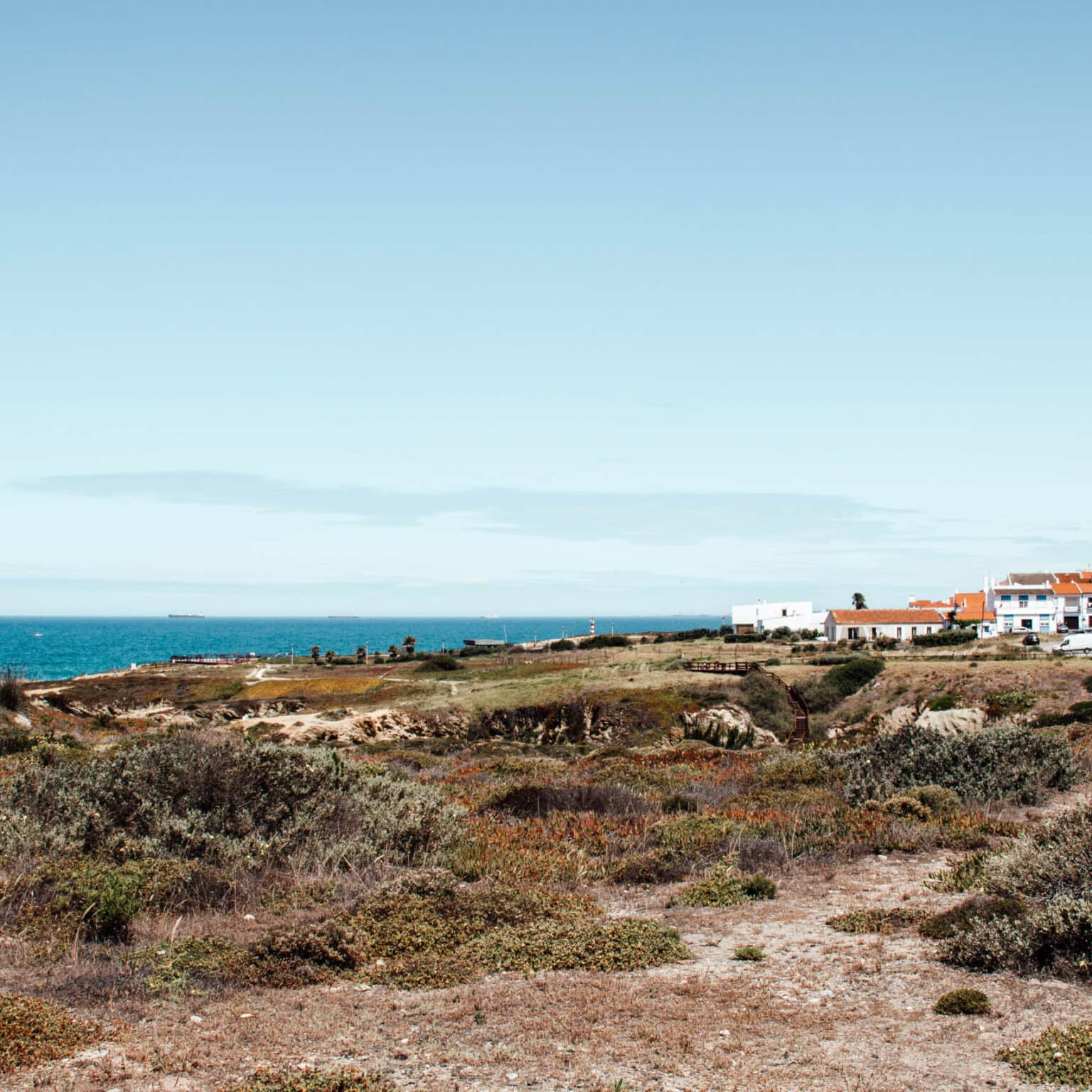 Einer der schönsten Blicke im Alentejo: Der Blick von der Düne hin zum Meer und dem kleinen Dorf