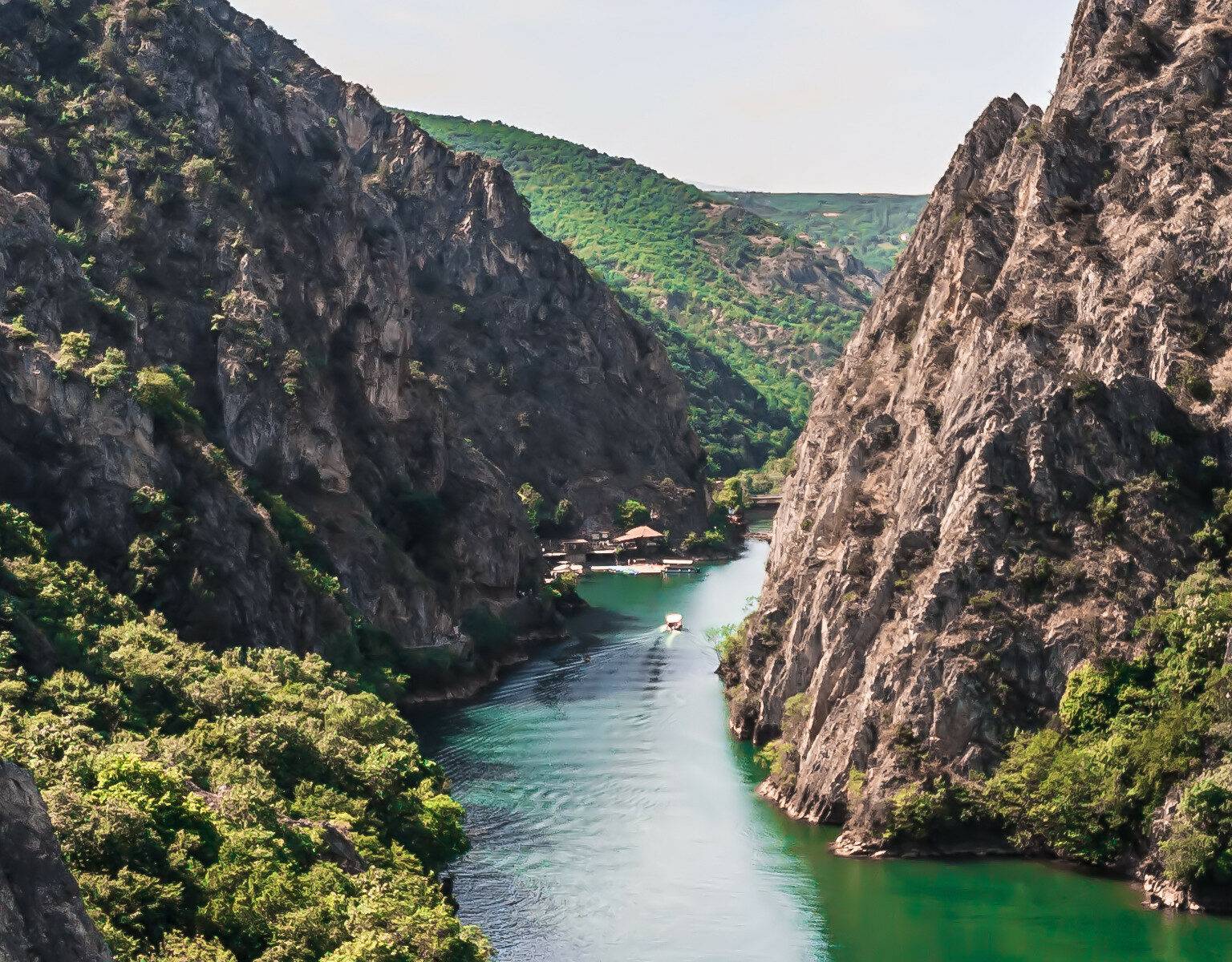 Ein türkisblauer Fluss zieht sich durch die Tiefe Schlucht des Matka Canyons.