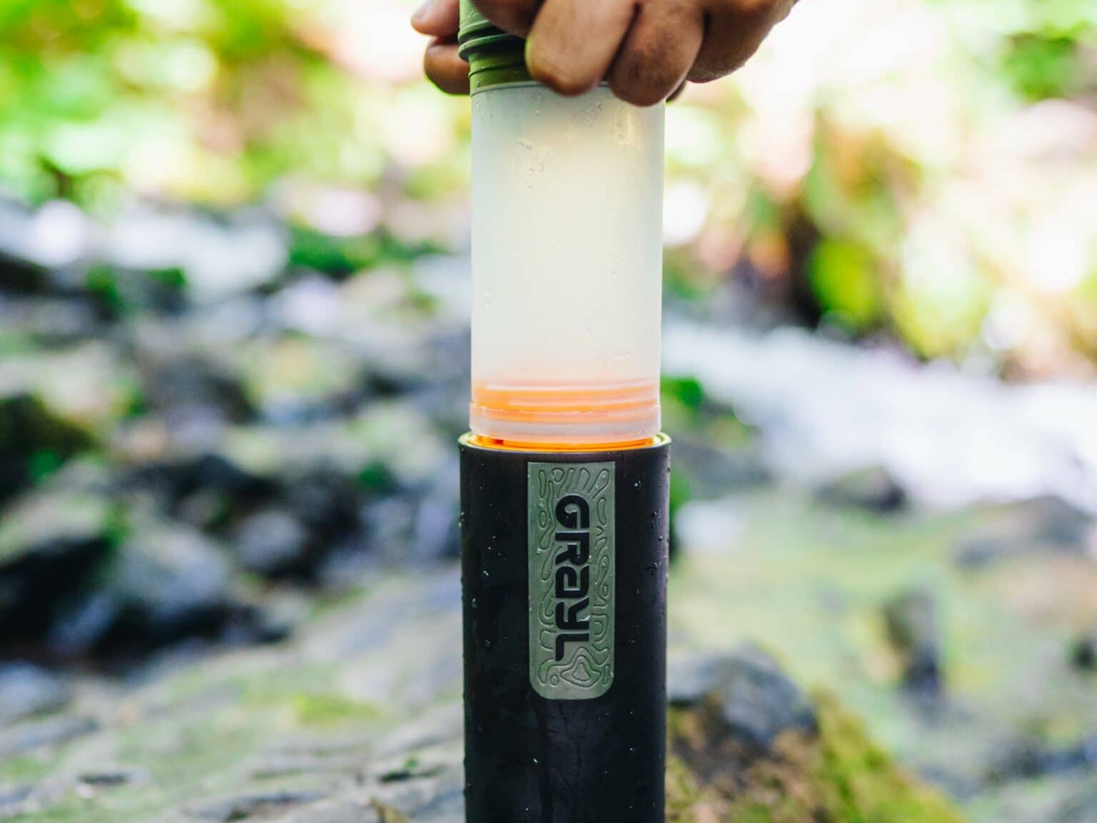 Ein Wasserfilter kann auf Reisen nützlich sein, um z. B. am Fluss trinkbares Wasser selbst zu produzieren.