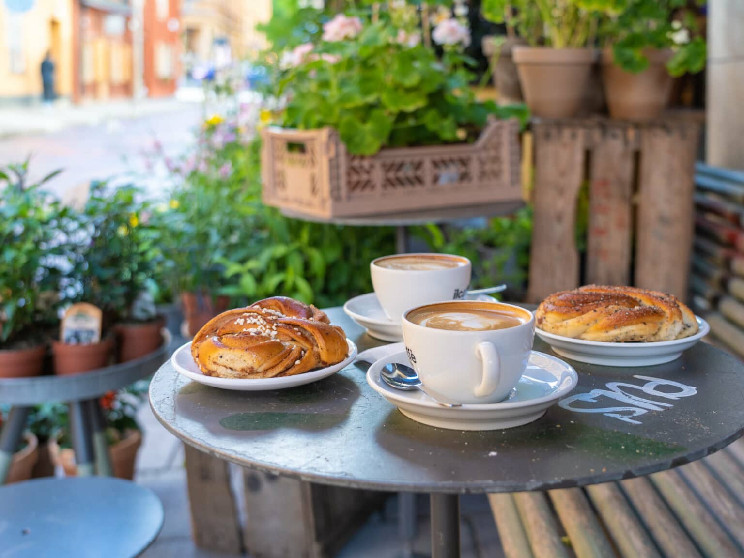 Einladend sieht der gedeckte Tisch mit Kaffee und Kanelbullar, einer schwedische Spezialität, im "Il Caffe" aus.