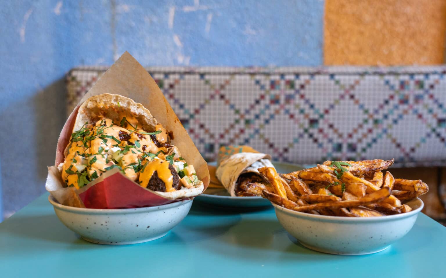 Saga heißt dieses Falafel-Pita, gefüllt mit Falafel, Mango-Hummus, Aubergine, Feta, Gurke, Tomate. 