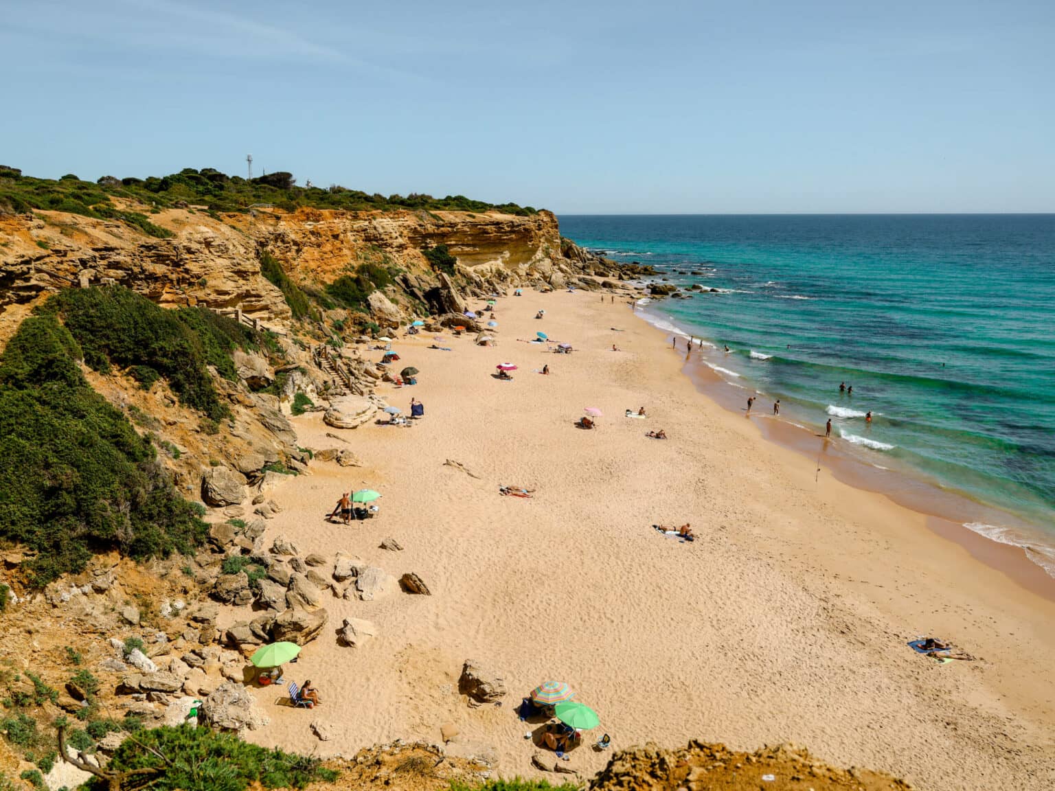 Ein Reiseziel in Andalusien sind die naturbelassenen und windgeschützten Buchten.