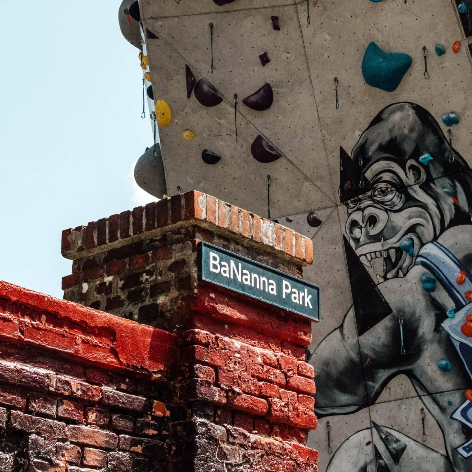Junge Leute dürfen bei dem Städtertrip Kopenhagen nicht an dem BaNanna Park vorbeigehen, wo eine riesige Kletterwand und ein Skatepark auf sie warten.