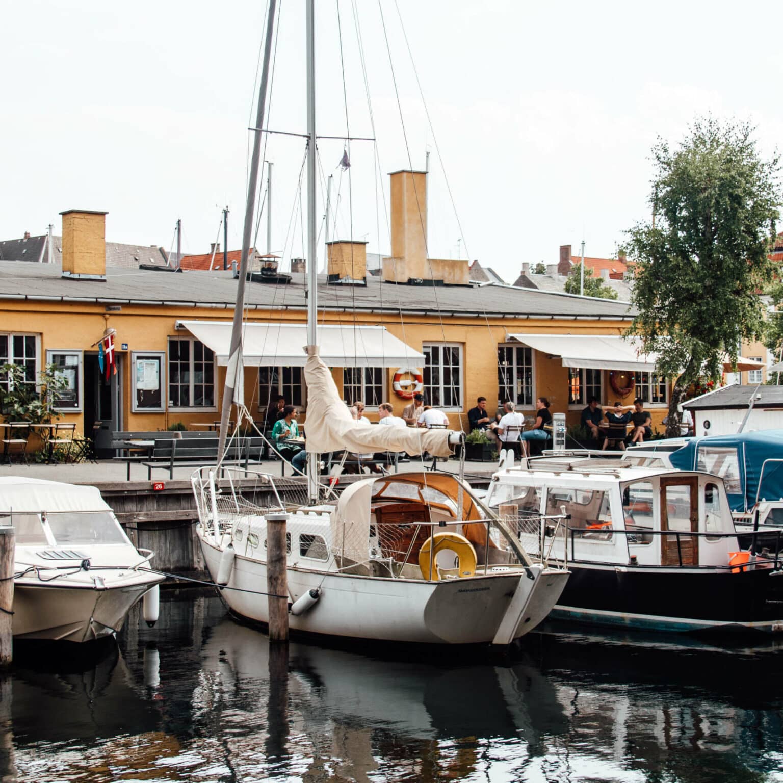 Im Wasser spiegeln sich die Boote, die in Kopenhagen angelegt haben.
