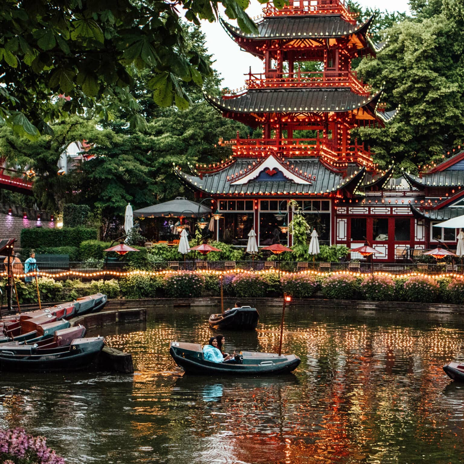 Der Tivoli Vergnügungspark in Kopenhagen hat vieles für junge Leute zu bieten und lässt einen durch seine Bauwerke und Lichterspiele in andere Welten eintauchen.