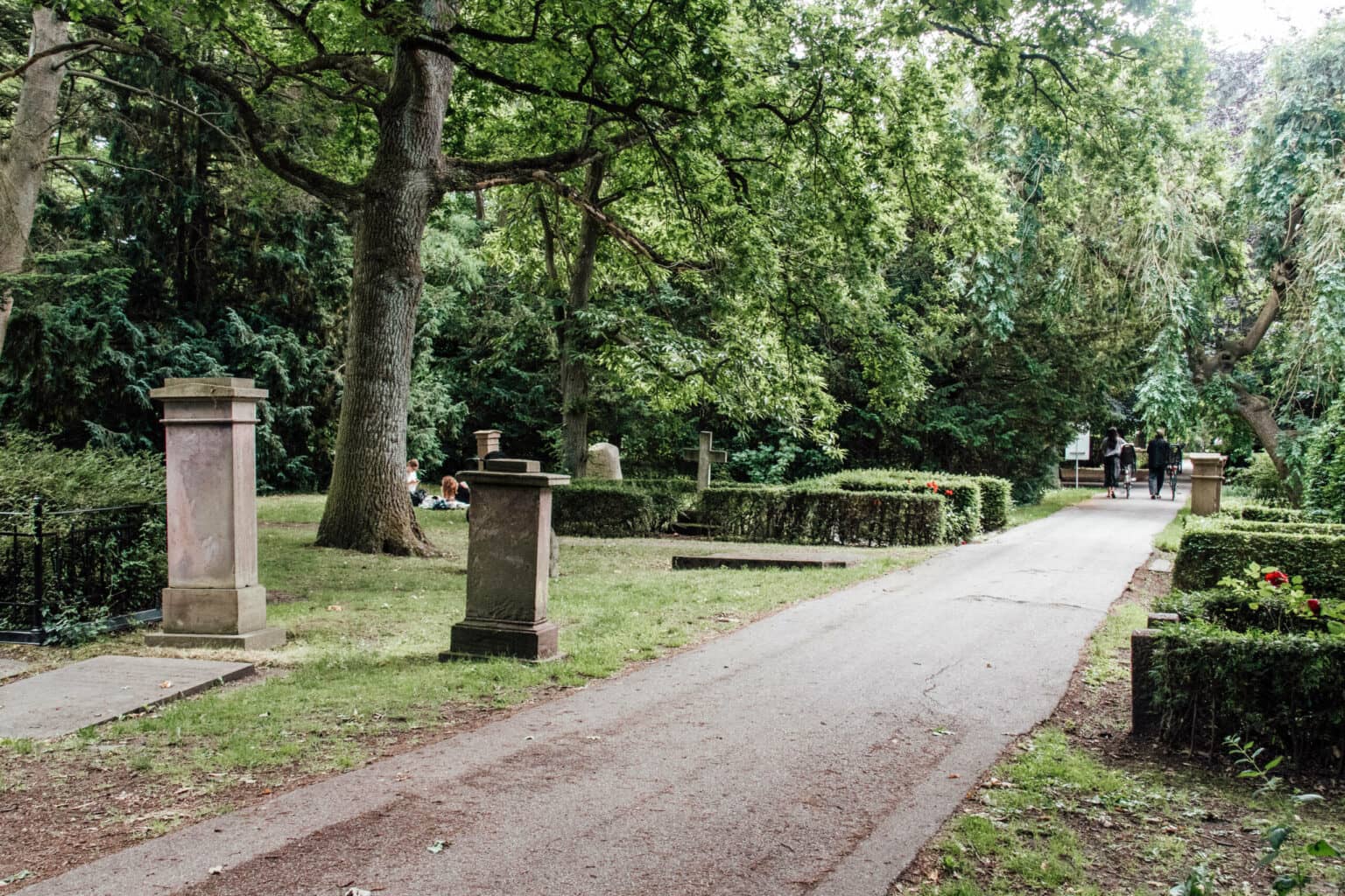 Picknicken zwischen Gräbern auf dem Friedhof Assistens Kirkegaard.