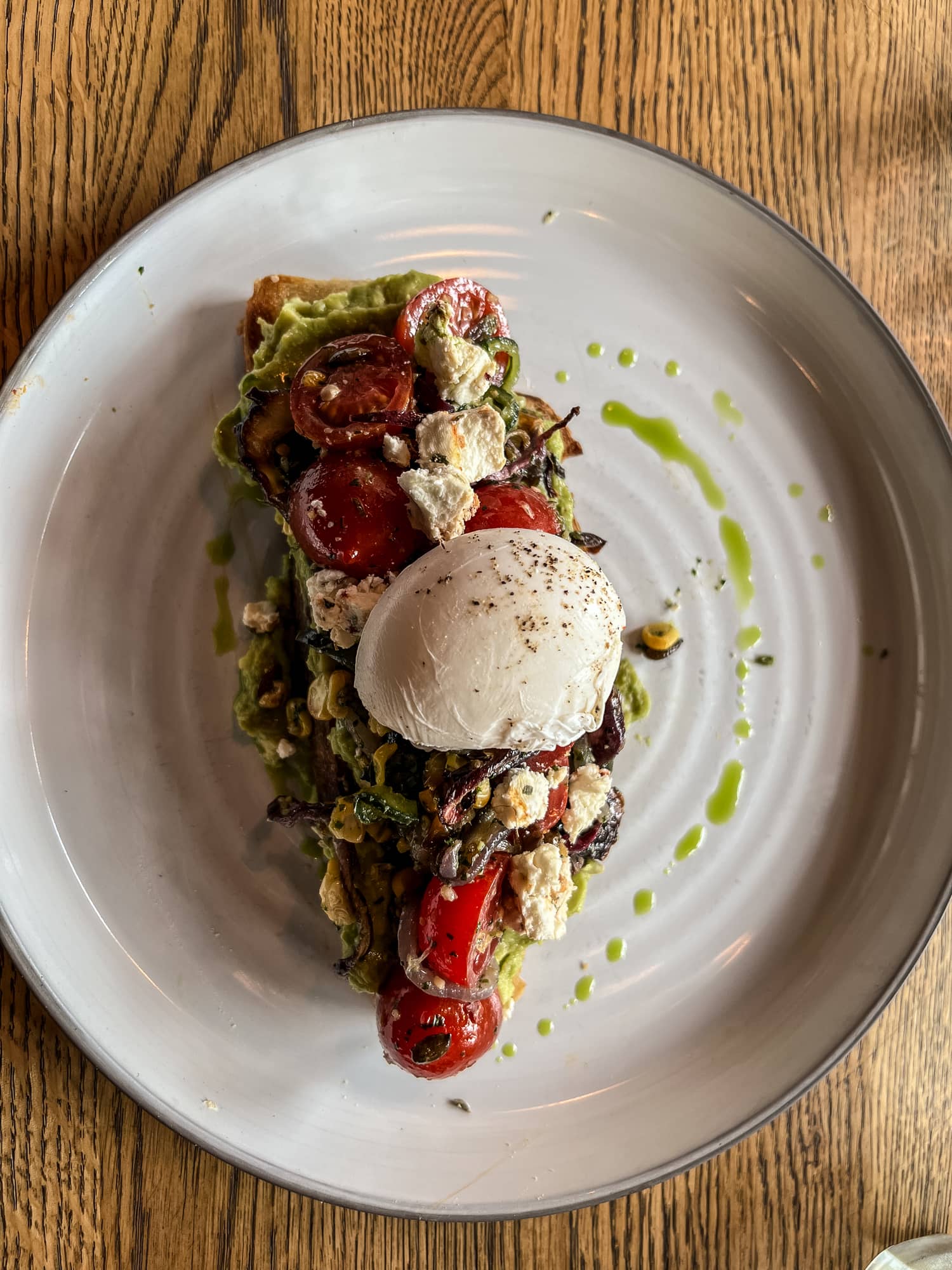 Niederländisch-australische Brunch-Küche mit Katersandwich, Smashed Avocado auf Toast.
