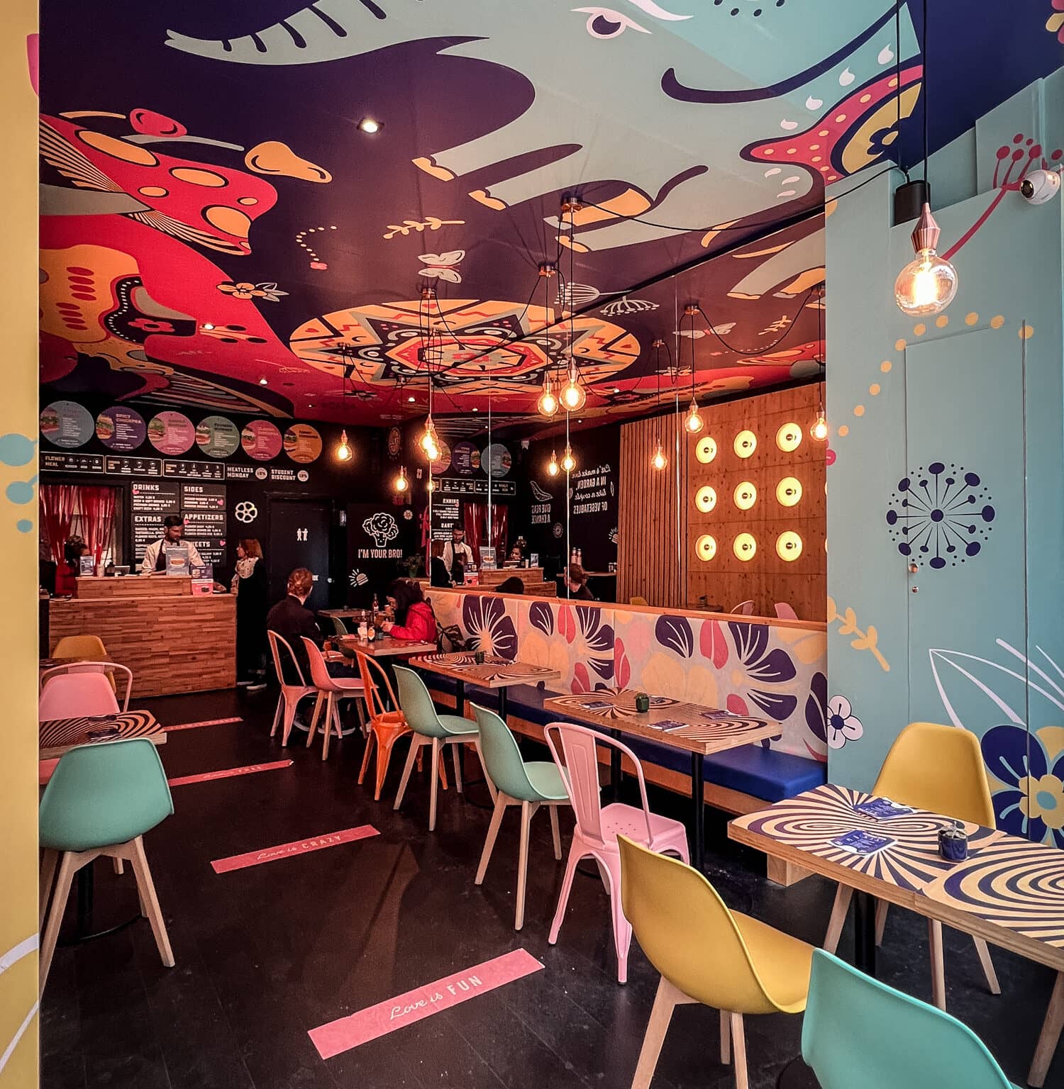 Dieses Burger Restaurant in Amsterdam ist kunterbunt gehalten und diese bunten Vibes sollen sich auch auf die Burger auswirken.