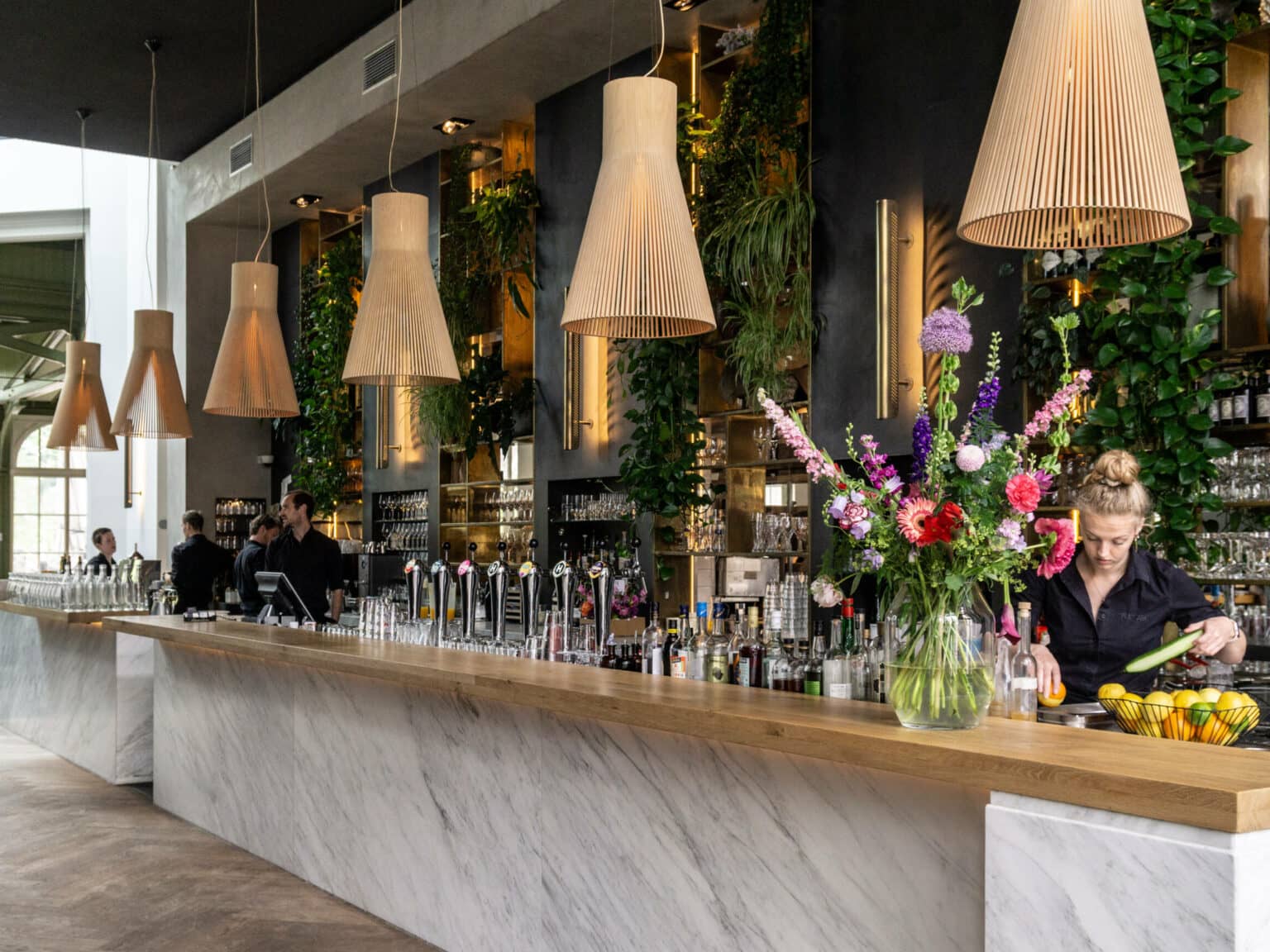 Dieser Restaurant Tipp überzeugt nicht nur mit dem floralen und stilvoll in Marmor gehaltenen Ambiente.