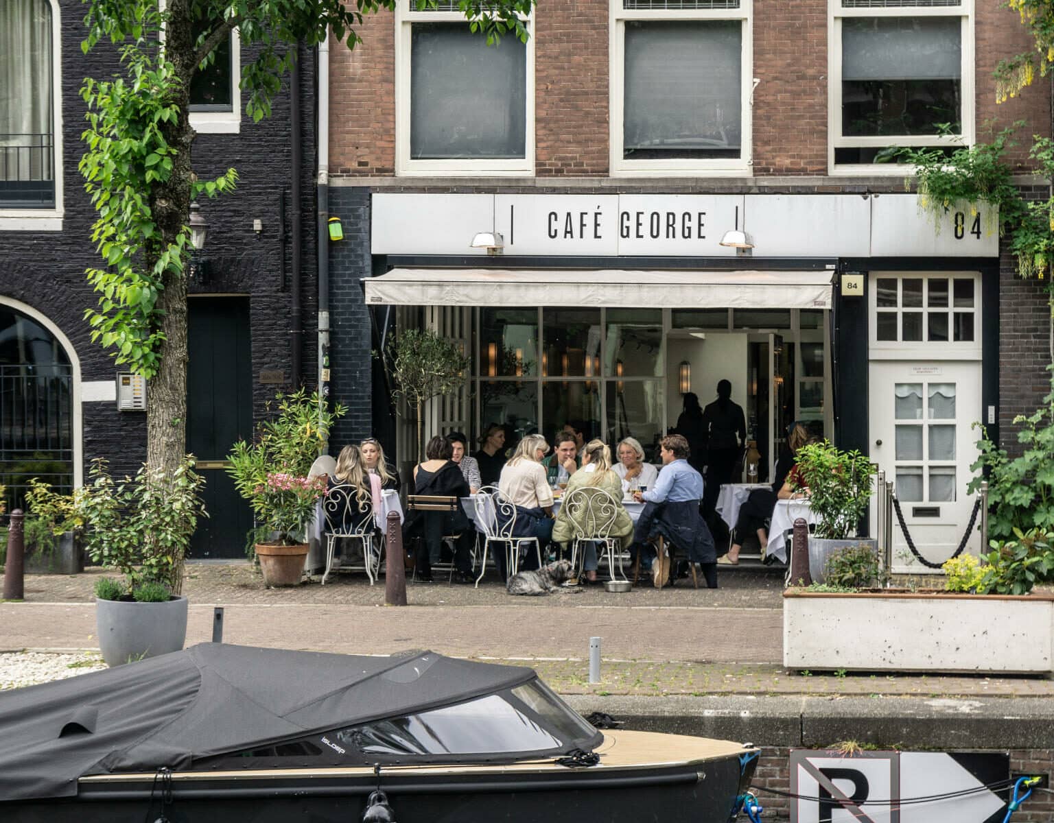 Direkt am Wasser kann man herrlich draußen sitzen, zum Beispiel im Café George, und gutes Essen genießen.