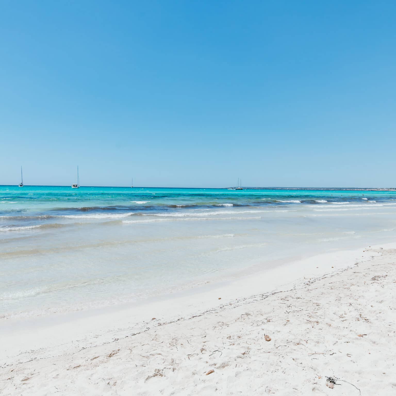 Der Sandstrand Es Trenc führt direkt ins türkisblaue Meer Mallorcas