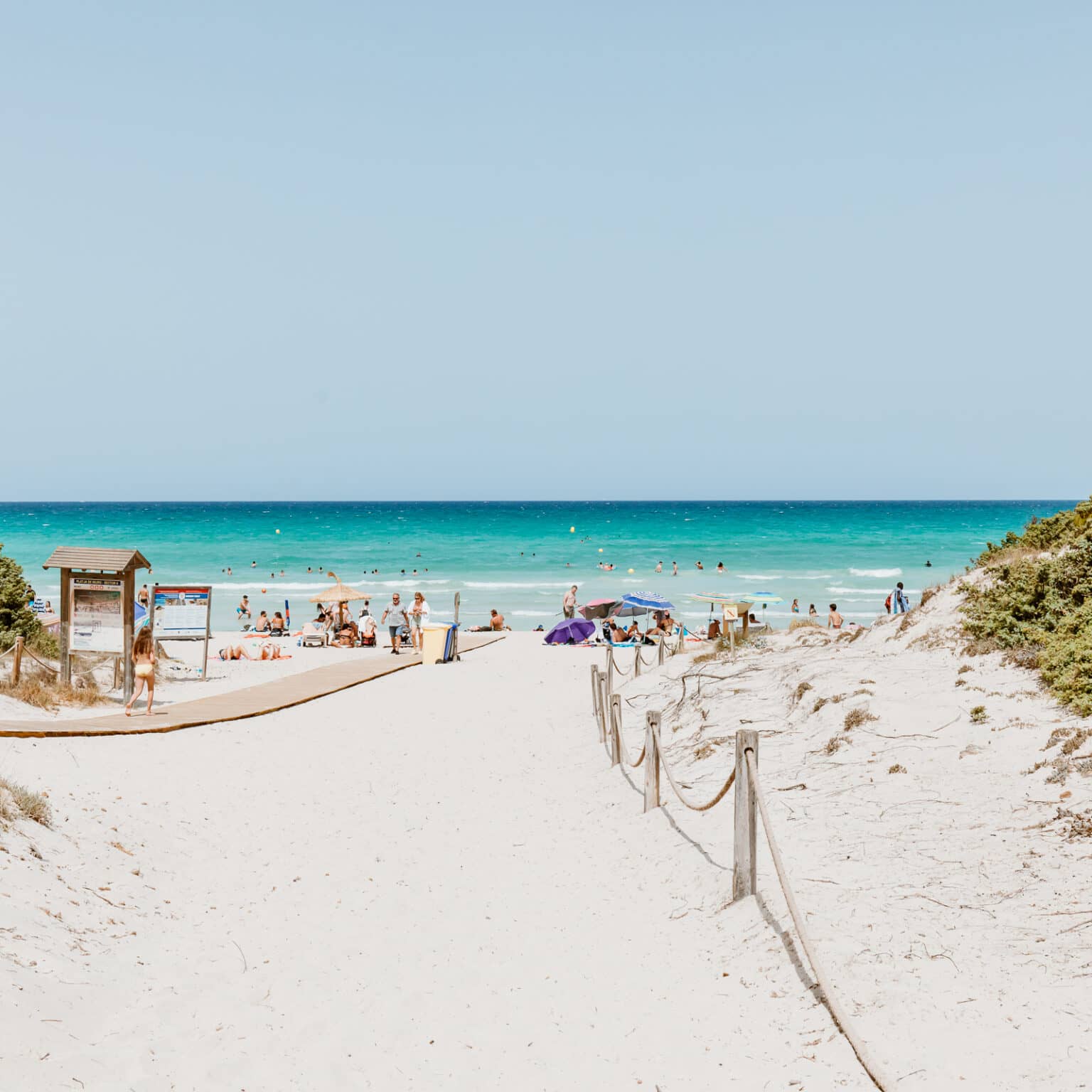 Zwischen den Dünen von Mallorca führt der Playa de Muro Sandstrand zum türkisblauen Meer