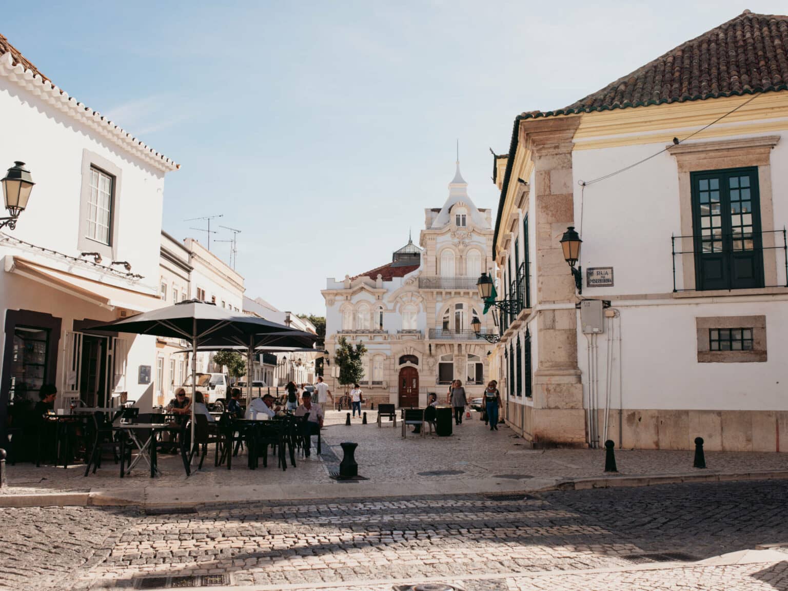 Die Altstadt von Faro mit alten, weißen Gebäuden und Cafés.