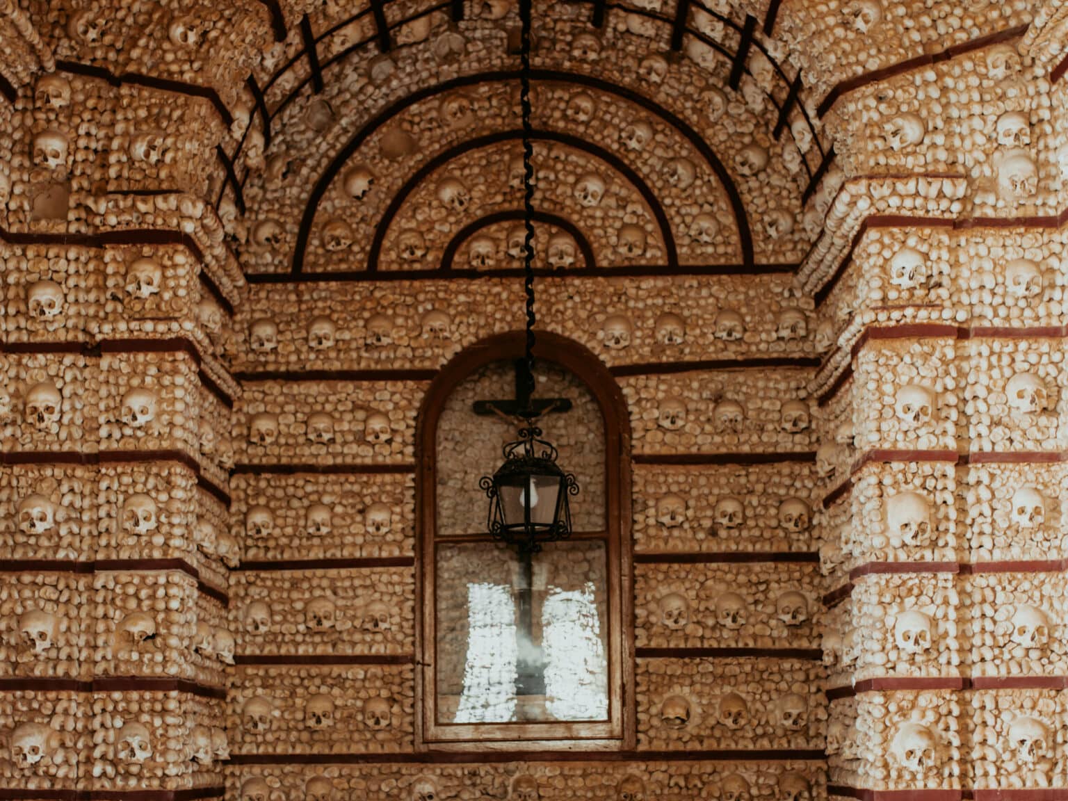 Die Wände der Capela dos Ossos in Faro ist geschmückt von Totenköpfen.