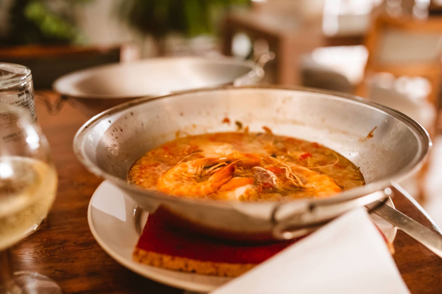 Die Cataplana, ein an der Algarve typischer Eintopf mit Fisch und Gambas, wird in Kupferpfannen zubereitet und serviert. 