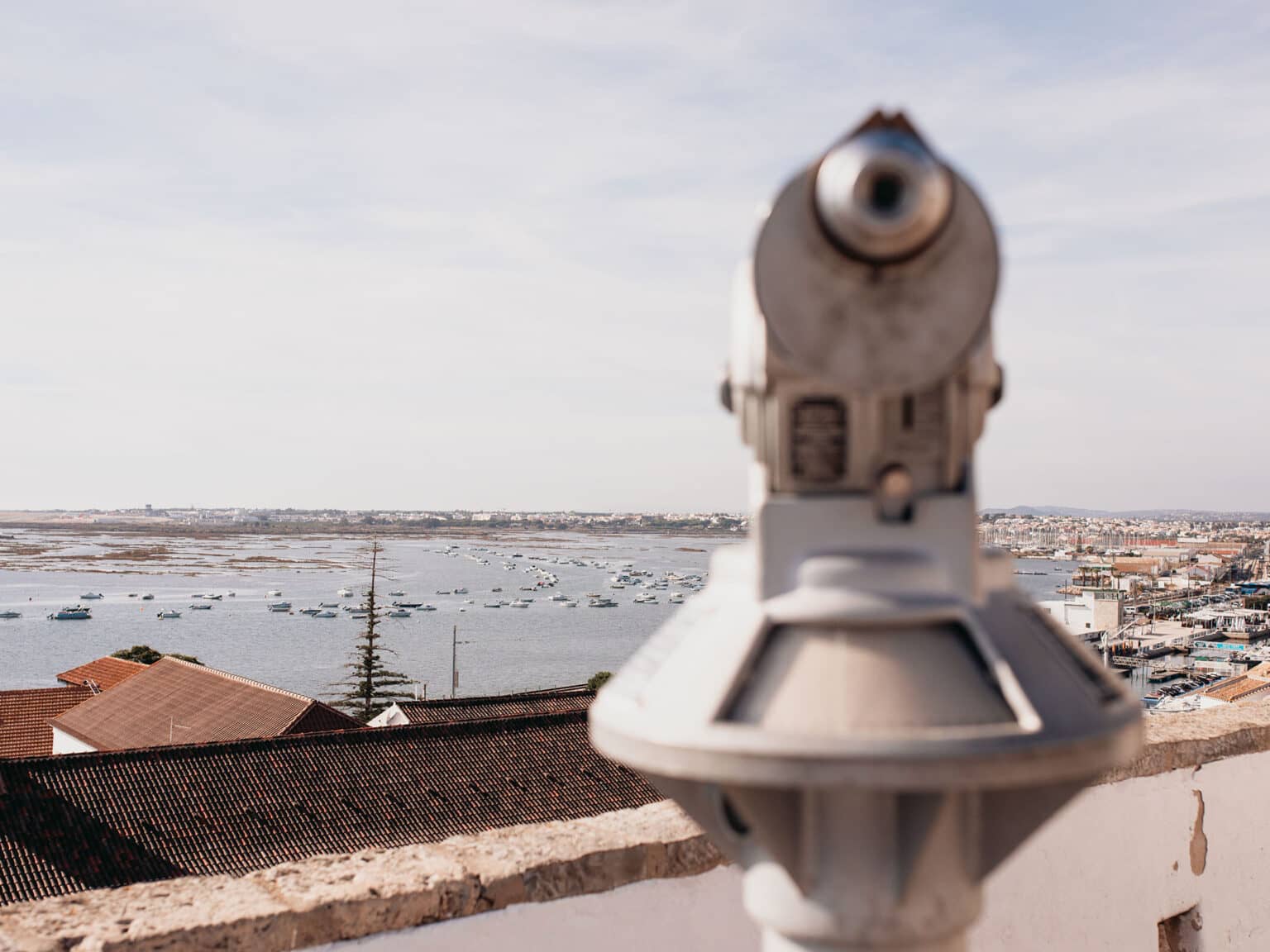 Von der Kathedrale von Faro (Sé) sieht man weit aufs Meer hinaus.