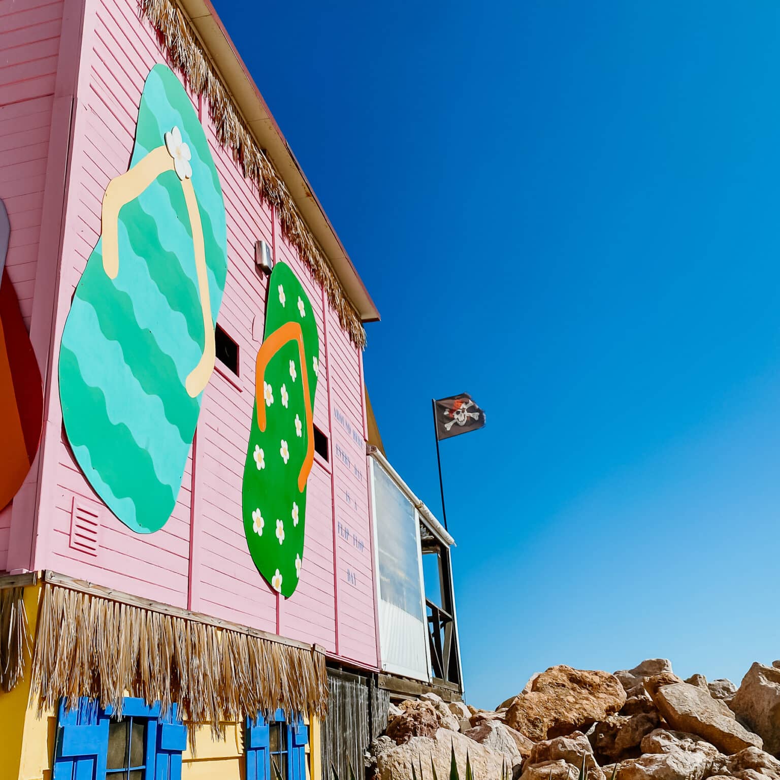 Eine bunt gestrichene Strandbar aus Holz, das Maramais auf der Ila do Farol in Faro.
