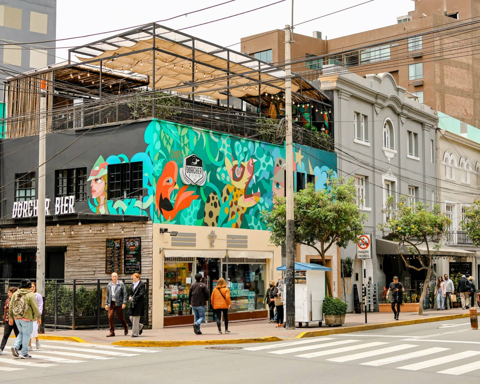 n Miraflores ist die Auswahl an coolen Cafés wirklich groß. Immer wieder zieren große Graffitis die Wände.
