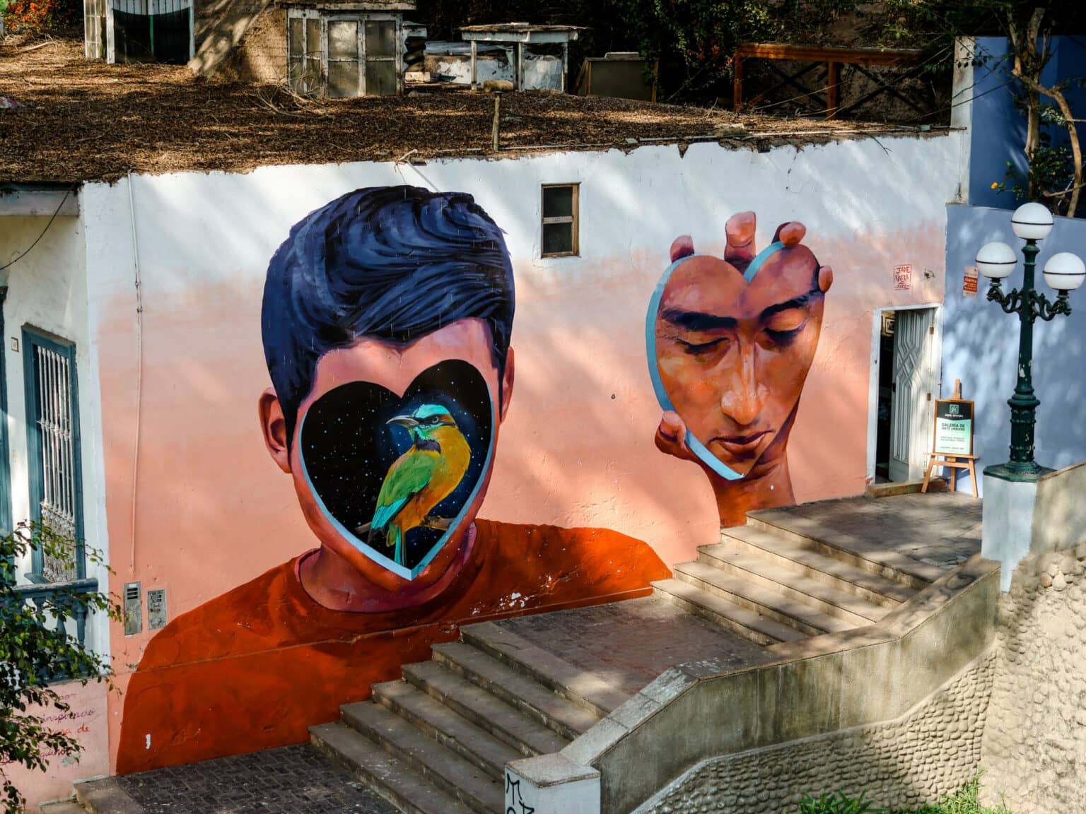 Ein beeindruckendes Mural mit Street Art befindet sich bei der Seufzerbrücke in Lima.