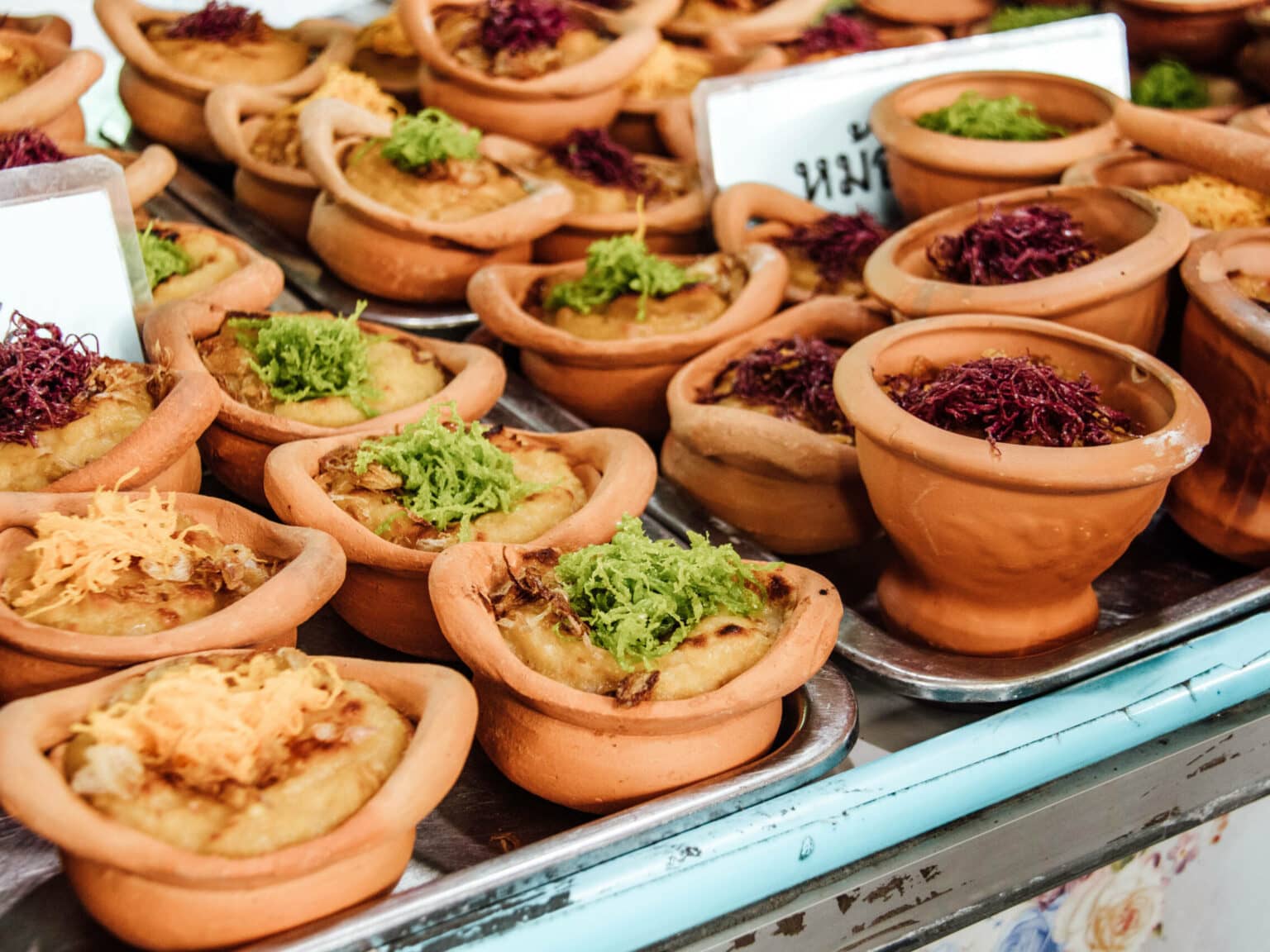 Bangkok Essenstipps: thailändische Desserts in kleinen Tonschalen serviert sind richtige Delikatessen.