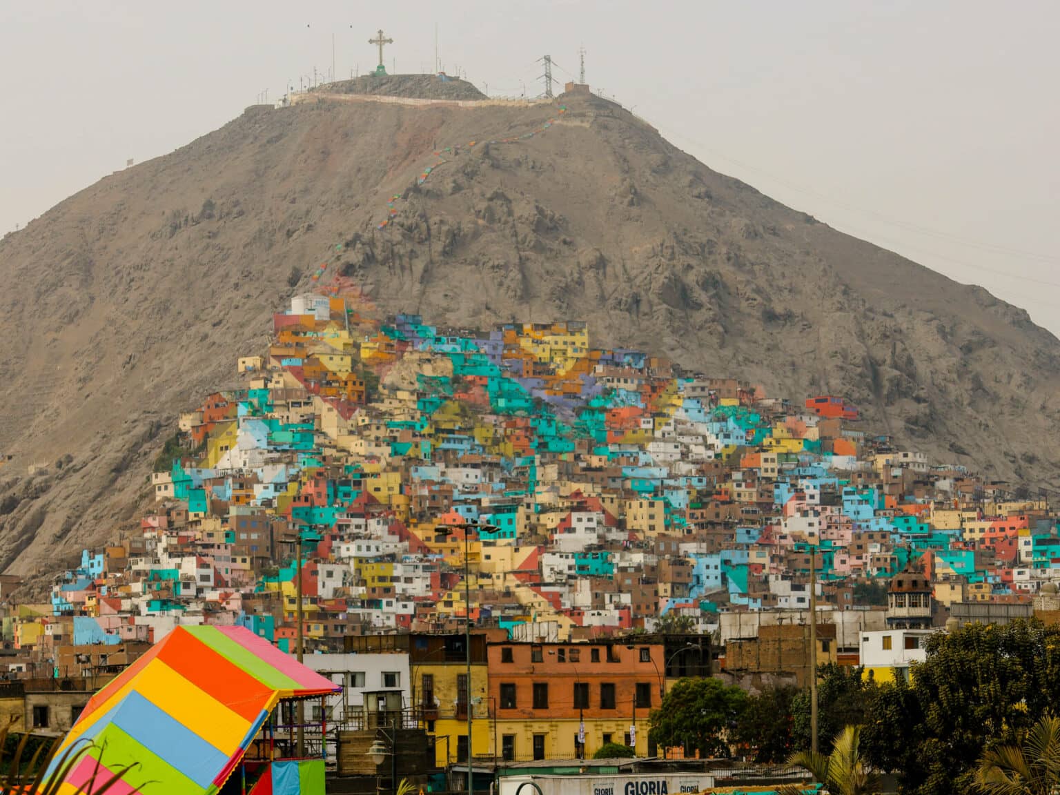 Ein grauer Berg wird von den bunten Häuserbauten erklommen.