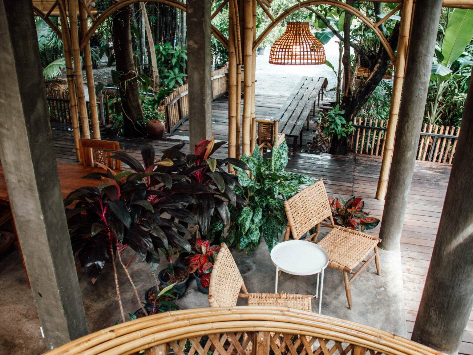 Das Nature Café in Bangkok mit einem Interieur aus Dschungelpflanzen und Mobiliar aus natürlichen Materialien.