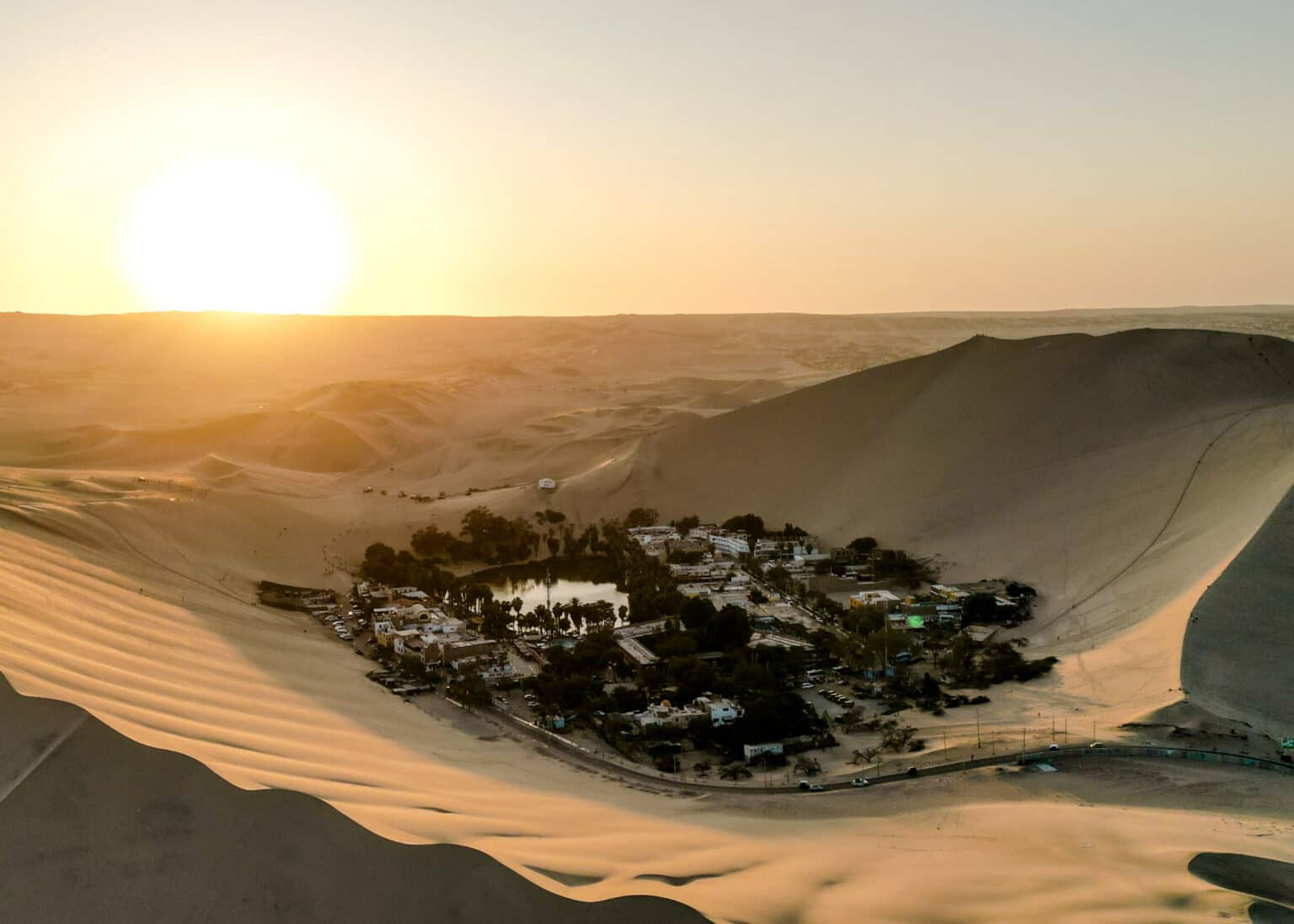 Ein Must do in Huacachina: Bei Sonnenuntergang auf eine der umliegenden Dünen klettern und den Sonnenuntergang genießen. 