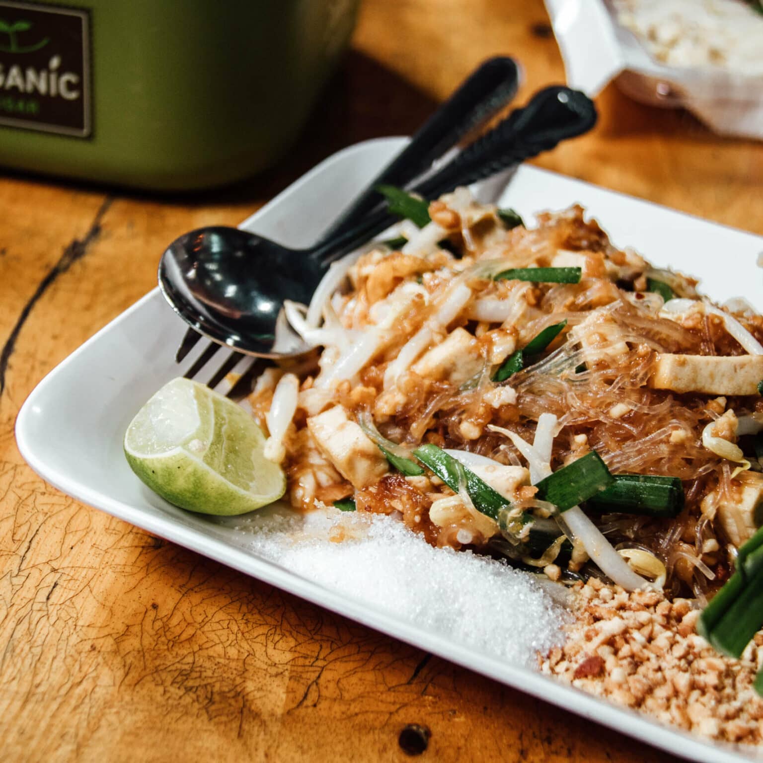 Das thailändische Streetfood-Gerichte Pad Thai auf einem Teller angerichtet.