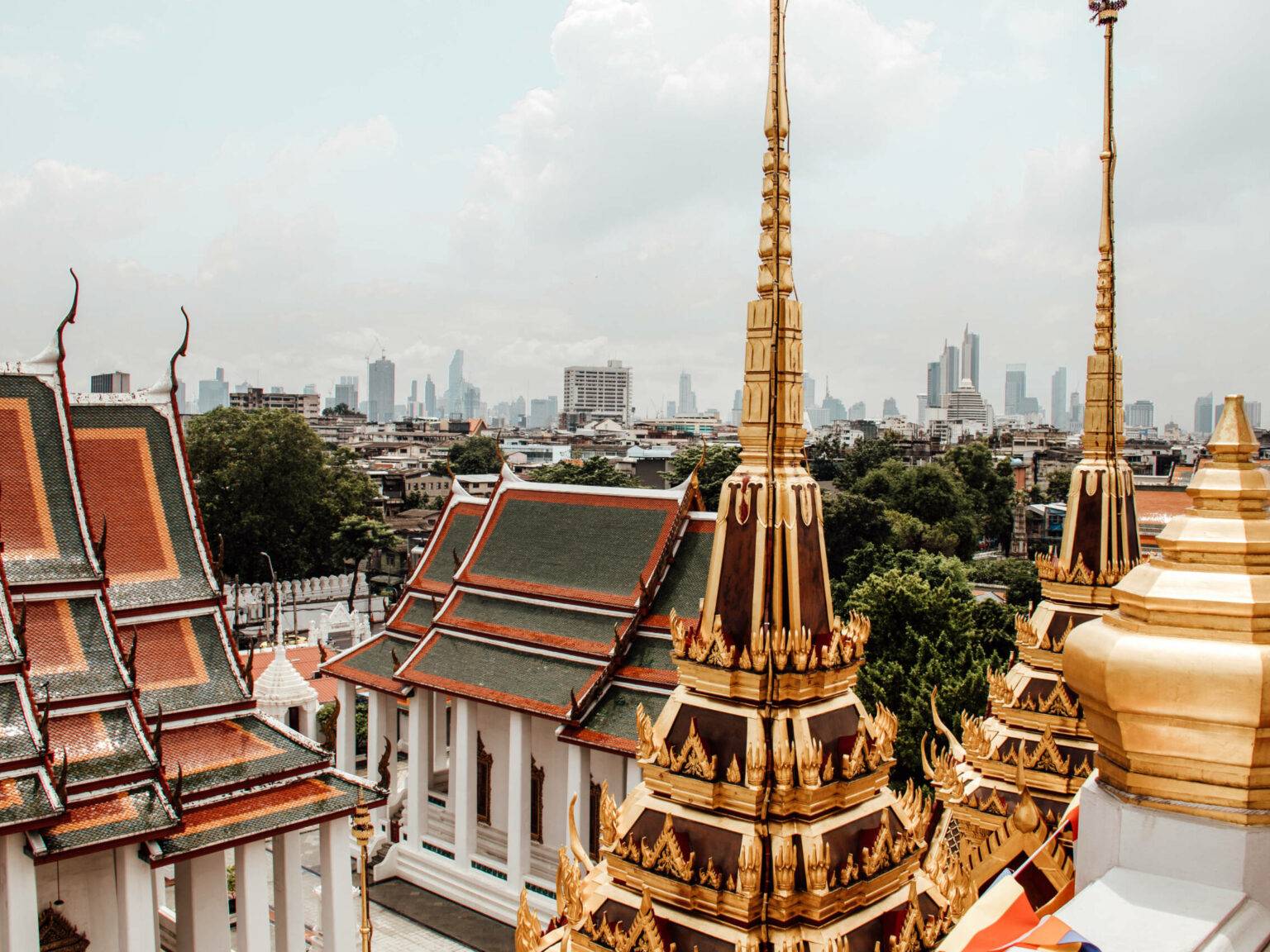 Die goldverzierte Turmspitze des Palastes Wat Ratchanatda inmitten von Bangkok.