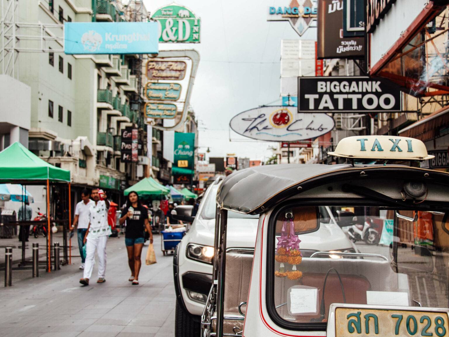 Die Khaosan Road ist eine enge, gutbesuchte Gasse in Bangkok.