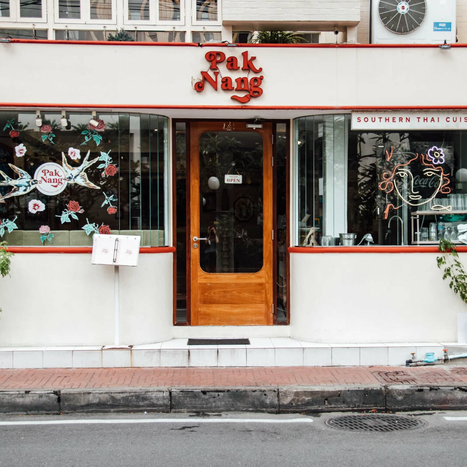 Das thailändische Restaurant Paknang in Bangkok von außen.