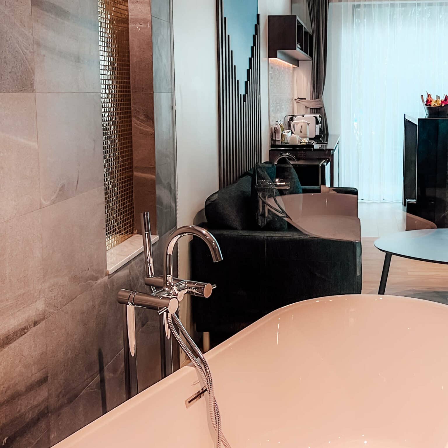 Ein Hotelzimmer des Aonang Princeville in Krabi indem eine Badewanne im Raum steht.