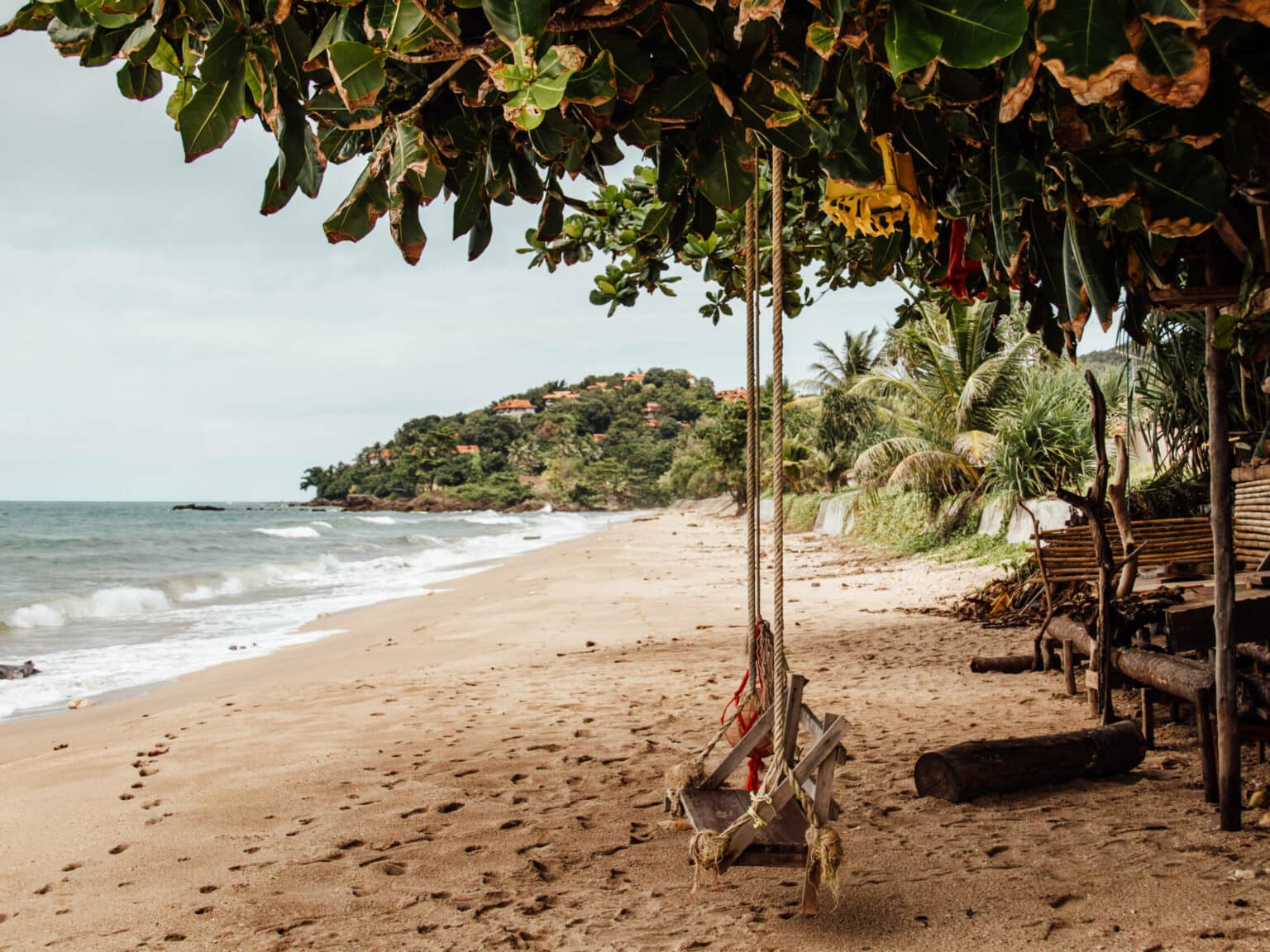 In einer Hängeschaukel auf Koh Lanta den Ausblick aufs Meer genießen.