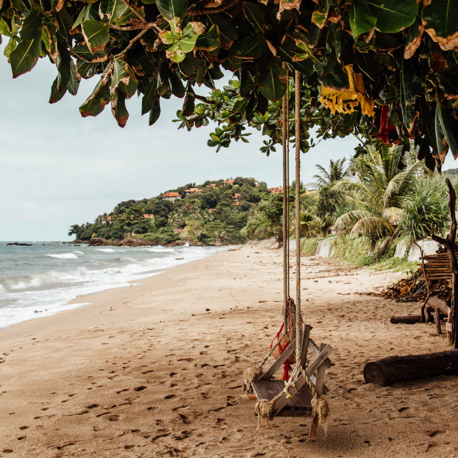 In einer Hängeschaukel auf Koh Lanta den Ausblick aufs Meer genießen.