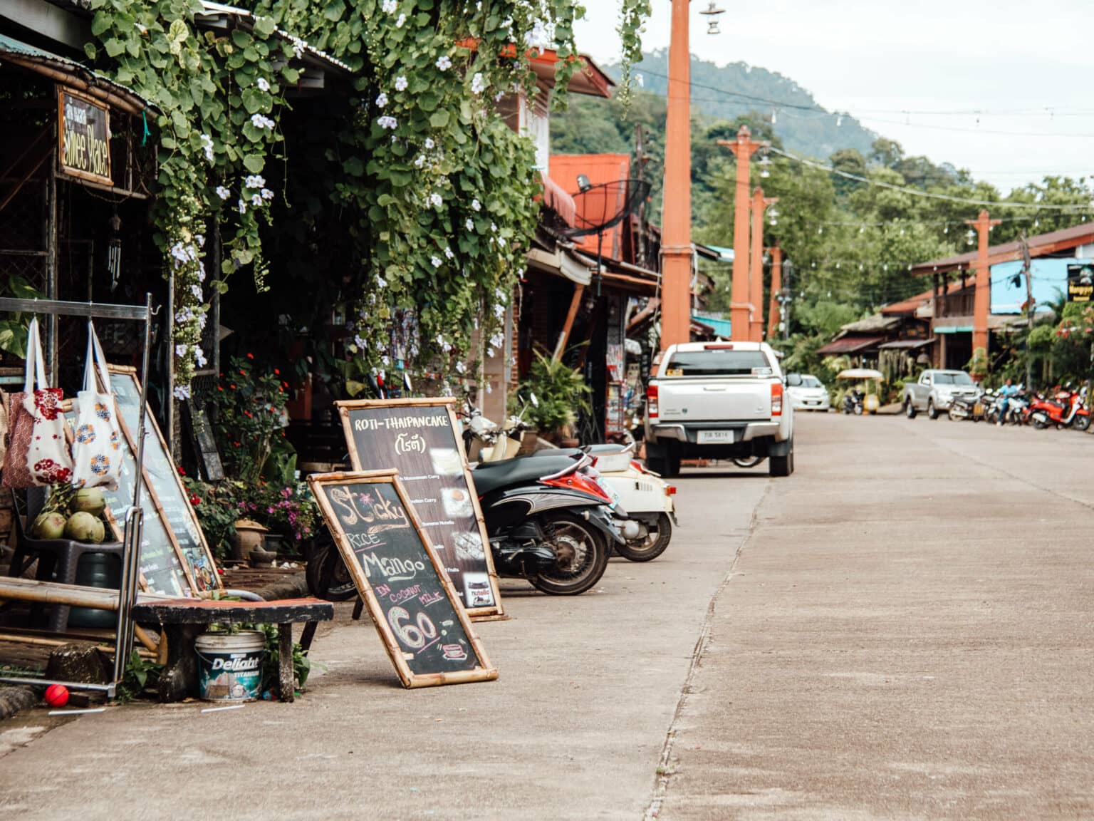 Eine kleine Straße in der Altstadt von Koh Lanta mit kleinen Shopping- und Essensmöglichkeiten.