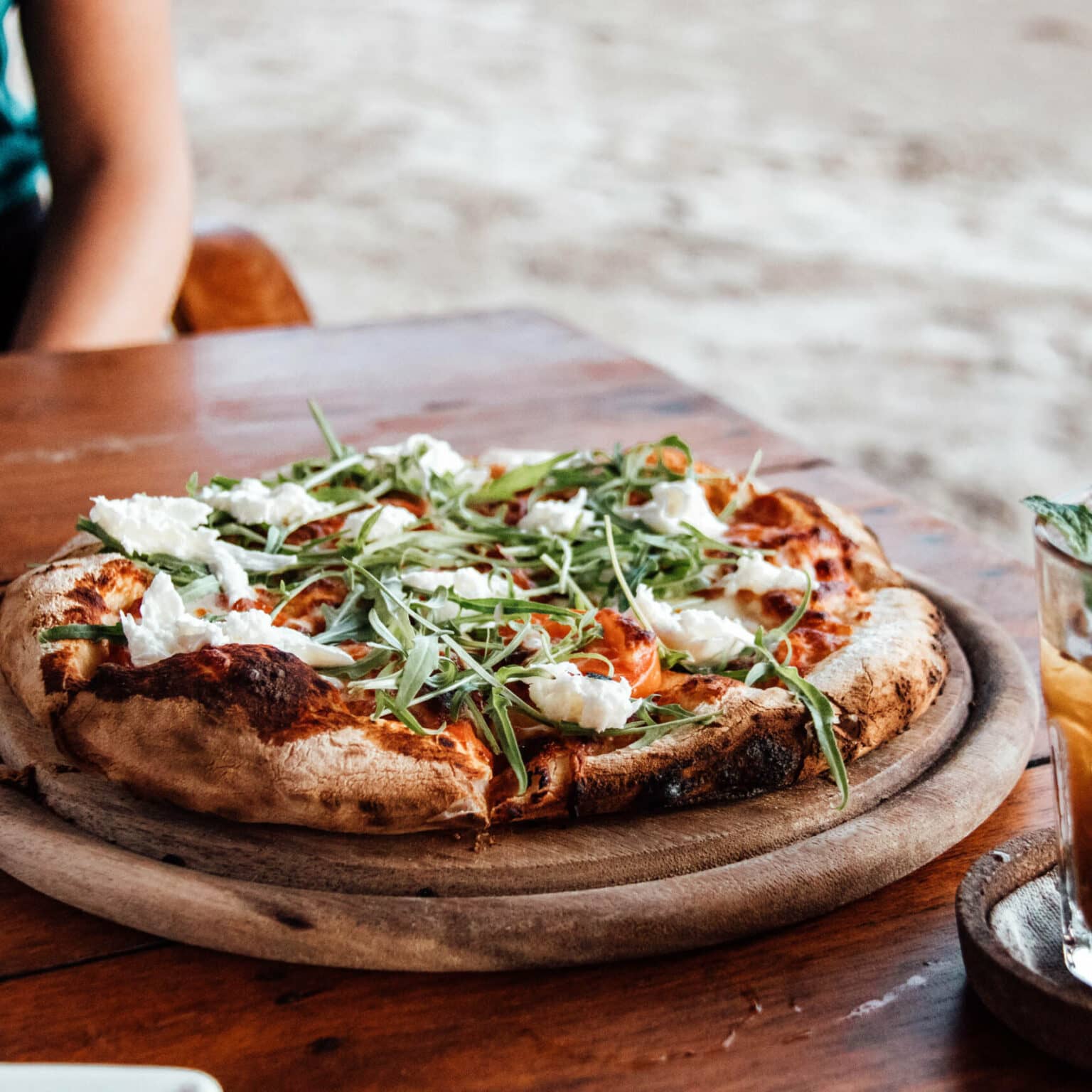 Eine Holzofenpizza und zwei Getränke aus dem Kaw Kwang Bistro am Strand der Insel Koh Lanta.
