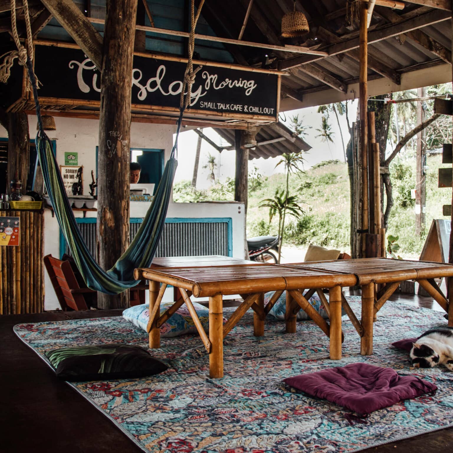 Zwischen Hängematten und Kissen den Meerblick im Tuesday Morning Café auf Koh Lanta genießen.