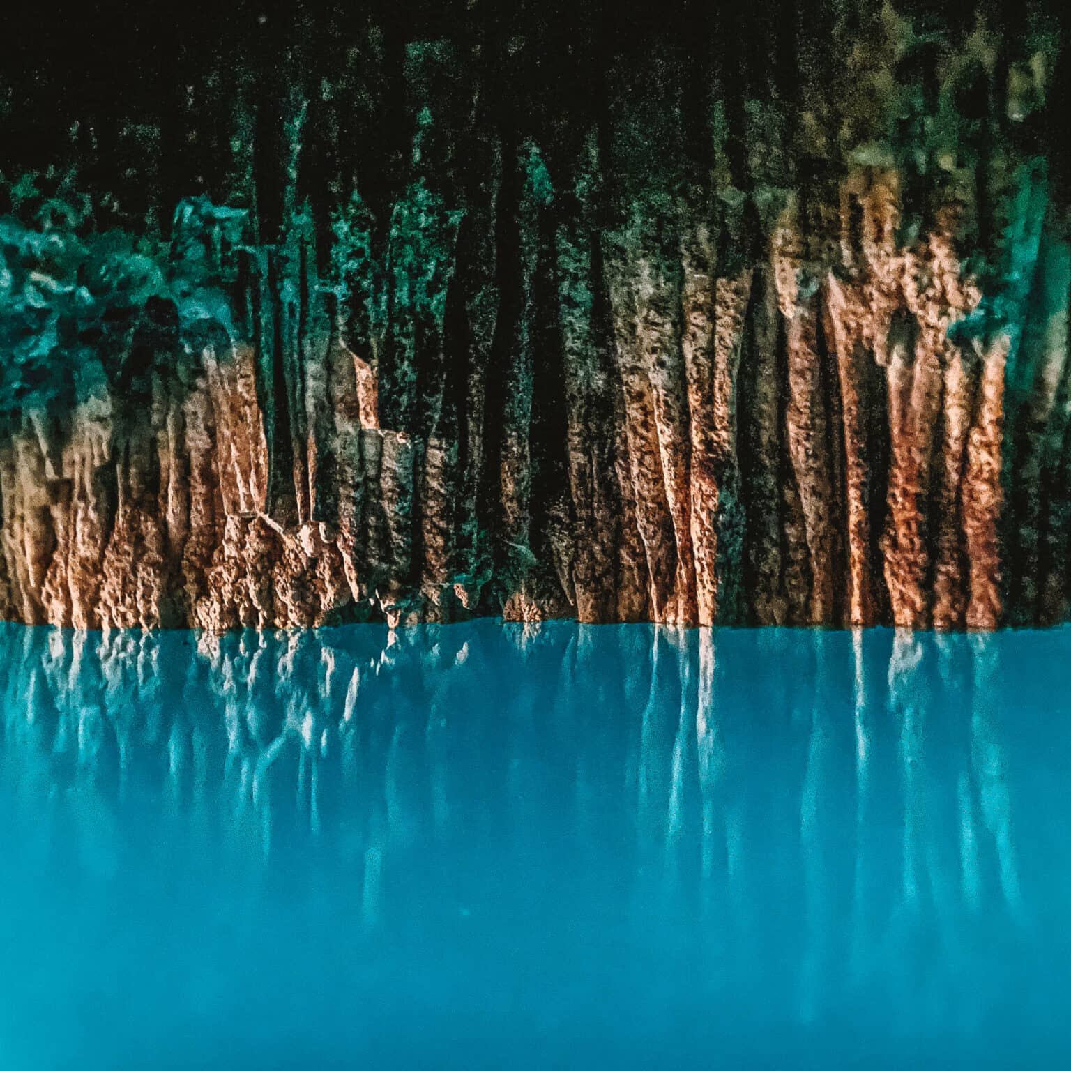 Türkisblaues Wasser in der Höhle der Cenote 7 Bocas auf Yucátan.